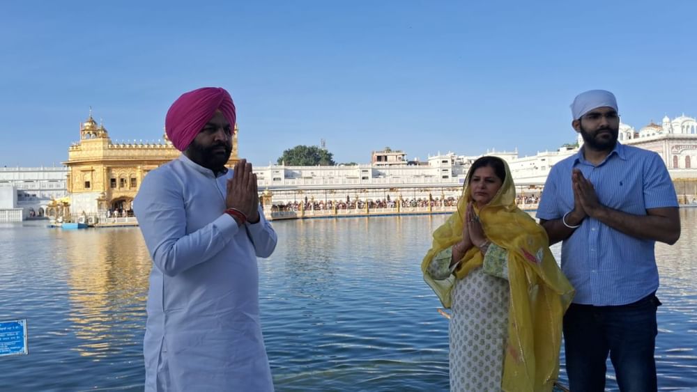 ਟਿਕਟ ਮਿਲਣ ਤੋਂ ਬਾਅਦ ਗੁਰਜੀਤ ਔਜਲਾ ਆਪਣੇ ਪਰਿਵਾਰ ਨਾਲ ਗੁਰੂ ਘਰ ਨਤਮਸਤਕ ਹੋਣ ਪਹੁੰਚੇ। ਇਸ ਦੌਰਾਨ ਉਨ੍ਹਾਂ ਦੇ ਪਤਨੀ ਅਤੇ ਪੁੱਤਰ ਵੀ ਉਨ੍ਹਾਂ ਨਾਲ ਮੌਜੂਦ ਸਨ।