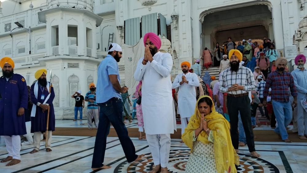ਮੀਡੀਆ ਨਾਲ ਗੱਲਬਾਤ ਕਰਨ ਦੌਰਾਨ ਗੁਰਜੀਤ ਸਿੰਘ ਔਜਲਾ ਨੇ ਕਿਹਾ- ਨਤਮਸਤਕ ਹੋ ਕੇ ਰੱਬ ਦਾ ਸ਼ੁਕਰਾਨਾ ਕਰਨ ਪਹੁੰਚੇ ਹਾਂ, ਸਰਬੱਤ ਦਾ ਭਲਾ ਮੰਗਣ ਆਏ ਹਾਂ। ਨਤਮਸਤਕ ਹੋਣ ਤੋਂ ਬਾਅਦ ਚੋਣਾਂ ਲਈ ਪ੍ਰਚਾਰ ਸ਼ੁਰੂ ਕਰਾਂਗੇ। ਮੇਰੀ ਸਾਰਿਆਂ ਨੂੰ ਬੇਨਤੀ ਹੈ ਕਿ ਸਾਰਥਿਕ ਰਾਜਨੀਤੀ ਕਰੀਏ ਅਤੇ ਆਪਣੇ ਚੰਗੇ ਕੰਮ ਲੋਕਾਂ ਨੂੰ ਦਿਖਾਈਏ।