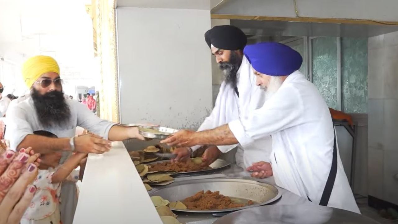 ਗੁਰਦੁਆਰਾ ਸਾਹਿਬ ਚ ਮਿਲਣ ਵਾਲੇ ਕੜਾਹ ਪ੍ਰਸ਼ਾਦਿ ਦਾ ਕੀ ਹੈ ਮਹੱਤਵ? ਕਿਵੇਂ ਸ਼ੁਰੂ ਹੋਈ ਪਰੰਪਰਾ? ਜਾਣੋ ਦਿਲਚਸਪ ਇਤਿਹਾਸ ਗੁਰਦੁਆਰਾ ਸਾਹਿਬ ਚ ਮਿਲਣ ਵਾਲੇ ਕੜਾਹ ਪ੍ਰਸ਼ਾਦਿ ਦਾ ਕੀ ਹੈ ਮਹੱਤਵ? ਕਿਵੇਂ ਸ਼ੁਰੂ ਹੋਈ ਪਰੰਪਰਾ? ਜਾਣੋ ਦਿਲਚਸਪ ਇਤਿਹਾਸ