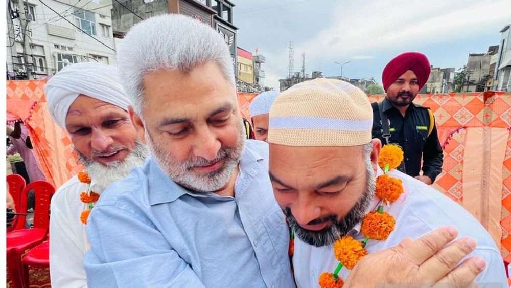 ਪੰਜਾਬ ਦੇ ਕੈਬਨਿਟ ਮੰਤਰੀ ਲਾਲ ਚੰਦ ਕਟਾਰੂਚੱਕ ਵੀ ਮੁਸਲਿਮ ਭਾਈਚਾਰੇ ਨੂੰ ਵਧਾਈ ਦੇਣ ਲਈ ਹੀਰਾ ਮਜਾਦ ਪਹੁੰਚੇ। ਮੰਤਰੀ ਲਾਲ ਚੰਦ ਕਟਾਰੂਚੱਕ ਨੇ ਕਿਹਾ ਕਿ ਇਹ ਤਿਉਹਾਰ ਅਮਨ-ਸ਼ਾਂਤੀ ਦਾ ਪ੍ਰਤੀਕ ਹੈ।
