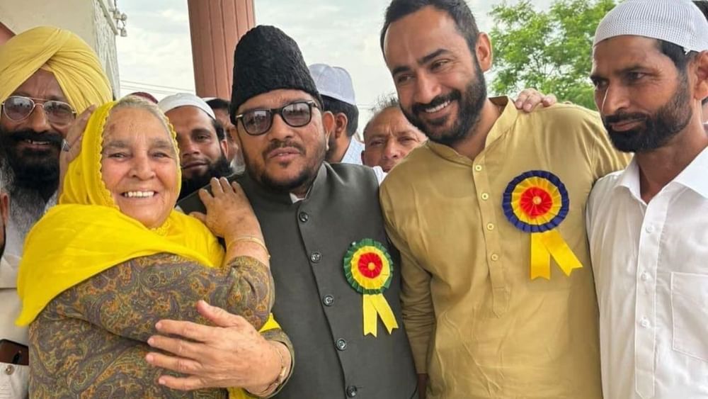 ਈਦ ਉਲ ਫਿਤਰ ਦੇ ਮੁਬਾਰਕ ਦਿਹਾੜੇ ਮੌਕੇ ਅੱਜ ਮਾਲੇਰਕੋਟਲਾ ਸਥਿਤ ਈਦਗਾਹ ਵਿਖੇ ਵੱਡੀ ਗਿਣਤੀ ਵਿੱਚ ਪੁੱਜੇ ਮੁਸਲਿਮ ਭੈਣ-ਭਰਾਵਾਂ ਨਾਲ ਨਮਾਜ਼ ਅਦਾ ਕਰਨ ਪਹੁੰਚੇ ਪੰਜਾਬ ਦੇ ਕੈਬਨਿਟ ਮੰਤਰੀ ਗੁਰਮੀਤ ਸਿੰਘ ਮੀਤ ਹੇਅਰ । ਇਸ ਮੌਕੇ ਮੁੱਖ ਮੰਤਰੀ ਭਗਵੰਤ ਮਾਨ ਦੀ ਮਾਤਾ ਜੀ, ਵਿਧਾਇਕ ਸਾਥੀ ਜਨਾਬ ਜਮੀਲ ਉਰ ਰਹਿਮਾਨ ਤੇ ਚੇਅਰਮੈਨ ਸ ਨਵਜੋਤ ਸਿੰਘ ਜਰਗ ਸਮੇਤ ਸਮੁੱਚੀ ਲੀਡਰਸ਼ਿਪ ਵੀ ਮੌਜੂਦ ਸੀ।