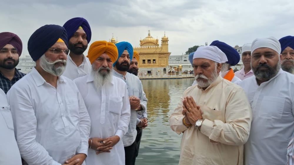 ਸ਼੍ਰੋਮਣੀ ਅਕਾਲੀ ਦਲ ( ਬਾਦਲ) ਤੋਂ ਟਿਕਟ ਮਿਲਣ ਤੋਂ ਬਾਅਦ ਮਹਿੰਦਰ ਸਿੰਘ ਕੇਪੀ ਅੱਜ ਸੱਚਖੰਡ ਸ੍ਰੀ ਹਰਿਮੰਦਰ ਸਾਹਿਬ ਵਿੱਚ ਨਤਮਸਤਕ ਹੋਣ ਲਈ ਪੁਹੰਚੇ। ਉਨ੍ਹਾਂ ਨਾਲ ਪਾਰਟੀ ਦੇ ਹੋਰ ਆਗੂ ਅਤੇ ਵਰਕਰ ਵੀ ਮੌਜੂਦ ਸਨ।