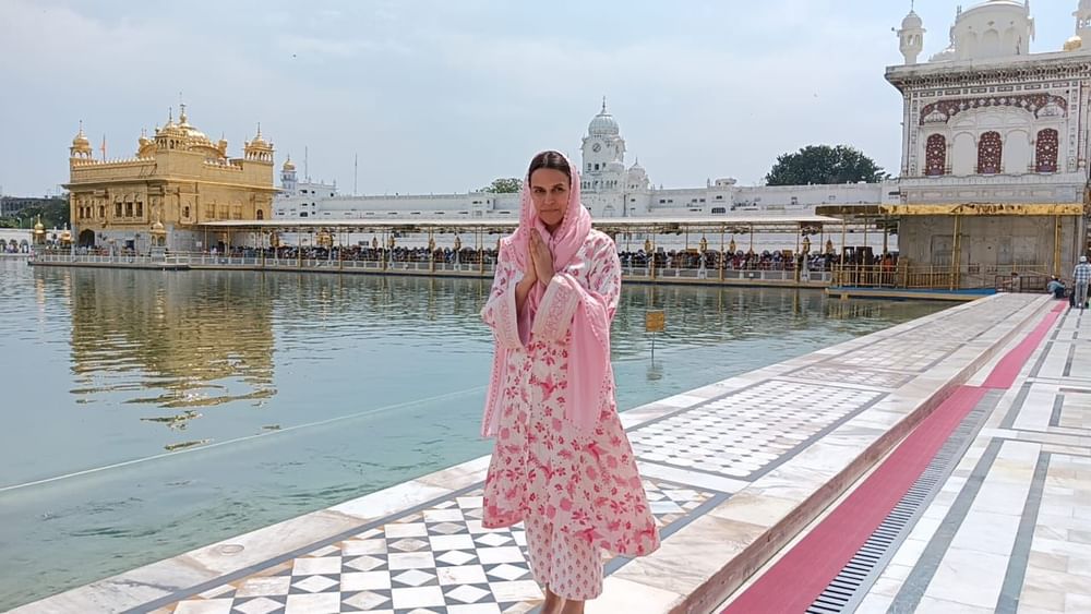 ਜ਼ਿਕਰਯੋਗ ਹੈ ਕਿ ਅਦਾਕਾਰਾ ਨੇਹਾ ਧੂਪੀਆ ਅੰਮ੍ਰਿਤਸਰ ਵਿਖੇ ਕੰਮ ਦੇ ਸਿਲਸਿਲੇ ਵਿੱਚ ਪਹੁੰਚੇ ਹਨ। ਪਰ ਉਸ ਤੋਂ ਪਹਿਲਾਂ ਉਹ ਸੱਚਖੰਡ ਸ੍ਰੀ ਹਰਿਮੰਦਰ ਸਾਹਿਬ ਵਿਖੇ ਵਾਹਿਗੁਰੂ ਦਾ ਆਸ਼ੀਰਵਾਦ ਲੈਣ ਪਹੁੰਚੇ।