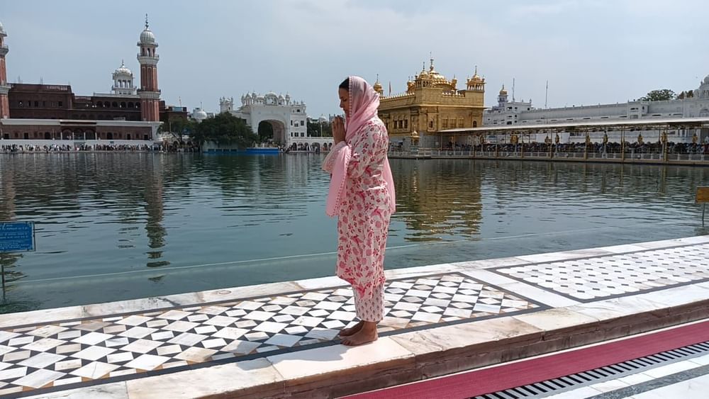 ਇਸ ਦੌਰਾਨ ਦੀਆਂ ਕਈ ਤਸਵੀਰਾਂ ਸੋਸ਼ਲ ਮੀਡੀਆ 'ਤੇ ਵਾਇਰਲ ਹੋ ਰਹੀਆਂ ਹਨ, ਜਿਨ੍ਹਾਂ 'ਚ ਬਾਲੀਵੁੱਡ ਐਕਟਰਸ ਨੇਹਾ ਧੂਪੀਆ ਗੁਰੂ ਘਰ 'ਚ ਮੱਥਾ ਟੇਕਦੇ ਨਜ਼ਰ ਆ ਰਹੇ ਹਨ।