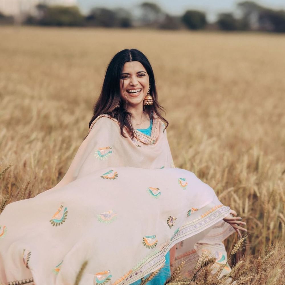 ਜਿੱਥੇ ਪੰਜਾਬ ਦੀ ਗੱਲ ਹੋਵੇ ਉੱਥੇ ਖੇਤਾਂ ਦੀ ਗੱਲ ਨਾ ਹੋਵੇ ਅਜਿਹਾ ਤਾਂ ਹੋ ਹੀ ਨਹੀਂ ਸਕਦਾ। ਭਾਵੇਂ ਲੋਕ ਹੋਣ ਜਾਂ ਸੈਲੀਬ੍ਰੇਟੀ ਹਰ ਕੋਈ ਪੰਜਾਬ ਦੇ ਖੇਤਾਂ ਵਿੱਚ ਜਾਣਾ ਕਾਫੀ ਪਸੰਦ ਕਰਦਾ ਹੈ।