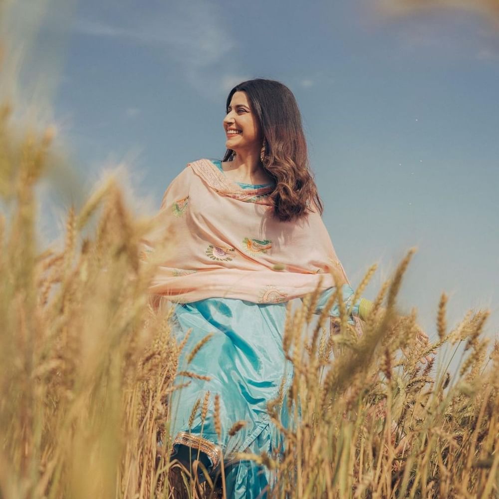 ਹਾਲ ਹੀ ਵਿੱਚ ਪੰਜਾਬੀ ਇੰਡਸਟਰੀ ਦੀ ਫੈਮਸ ਸਿੰਗਰ ਅਤੇ ਅਦਾਕਾਰਾ ਨੇ ਆਪਣਾ ਨਵਾਂ ਫੋਟੋਸ਼ੂਟ ਫੈਨਜ਼ ਨਾਲ ਸੋਸ਼ਲ ਮੀਡੀਆ 'ਤੇ ਸ਼ੇਅਰ ਕੀਤਾ ਹੈ। ਨਿਮਰਤ ਨੇ ਇਹ ਫੋਟੋਸ਼ੂਟ ਕਿਸੇ ਸਟੂਡੀਓ ਵਿੱਚ ਨਹੀਂ ਸਗੋਂ ਖੇਤਾਂ ਵਿੱਚ ਕਲਿੱਕ ਕਰਵਾਈ ਹੈ।