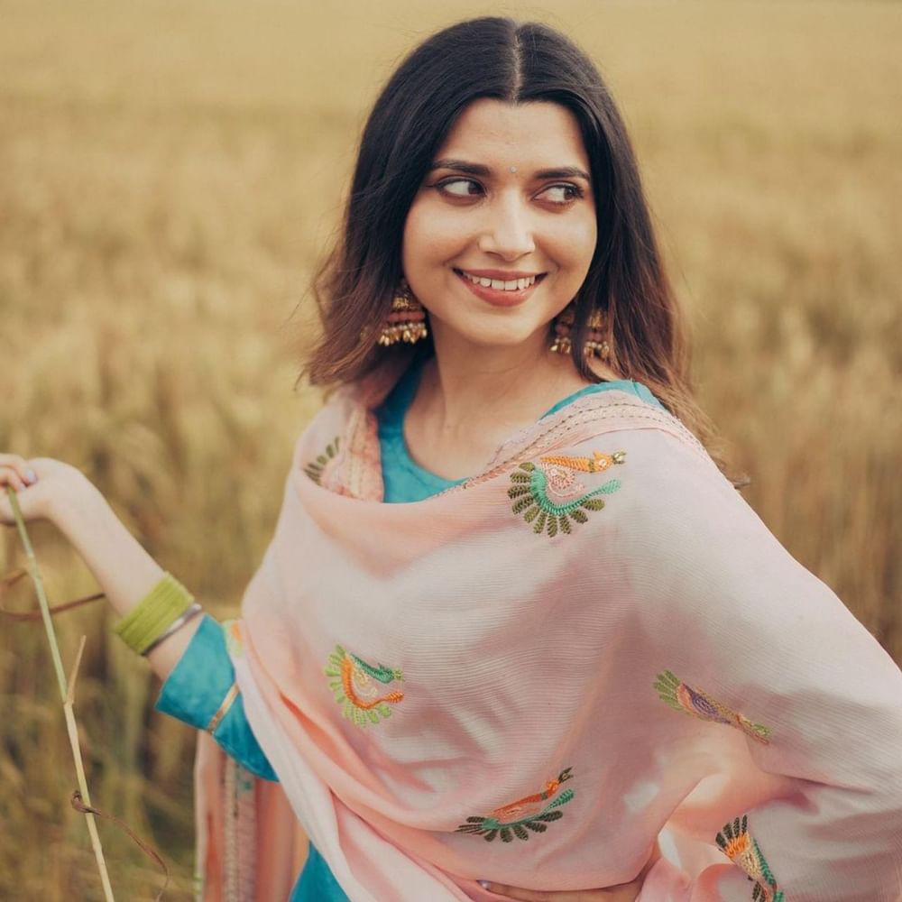 ਬਲੂ ਕਲਰ ਦੇ ਫੂਲਕਾਰੀ ਸੂਟ ਵਿੱਚ ਪੰਜਾਬੀ ਅਦਾਕਾਰਾ ਹਰ ਕਿਸੇ ਨੂੰ ਆਪਣਾ ਦਿਵਾਨਾ ਬਣਾ ਰਹੀ ਹੈ। ਨਿਮਰਤ ਨੇ ਪੰਜਾਬੀ ਸੂਟ ਨਾਲ ਵਾਲਾਂ ਨੂੰ ਖੁੱਲ੍ਹਾ ਰੱਖਿਆ ਹੈ ਅਤੇ ਲਾਈਟ ਮੇਕਅੱਪ ਕੀਤਾ ਹੋਇਆ ਹੈ।