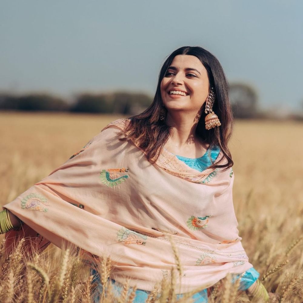 ਅਦਾਕਾਰਾ ਨਿਮਰਤ ਖਹਿਰਾ ਦੇ ਇਸ ਫੋਟੋਸ਼ੂਟ ਤੋਂ ਤੁਸੀਂ ਵੀ ਪੰਜਾਬੀ ਲੁੱਕ ਲਈ ਆਈਡੀਆ ਲੈ ਸਕਦੇ ਹੋ। ਨਿਮਰਤ ਵਾਂਗ ਤੁਹਾਨੂੰ ਹੀ ਇਸ ਲੁੱਕ ਲਈ ਕਾਫੀ ਕਾਮਪਲੀਮੈਂਟ ਮਿਲ ਸਕਦੇ ਹਨ।