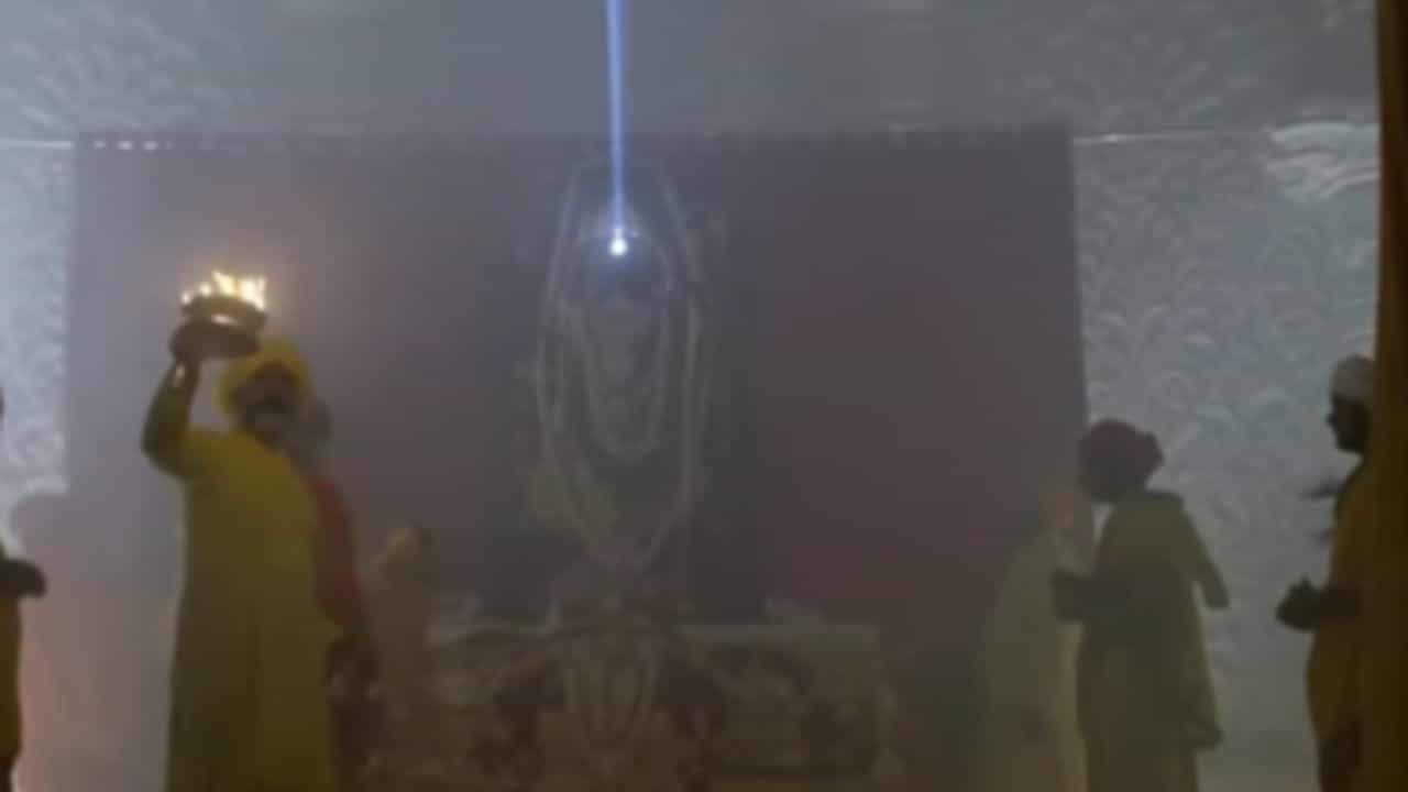 Ayodhya: ਰਾਮਨੌਮੀ ਤੇ ਰਾਮਲਲਾ ਦਾ ਹੋਇਆ ਸੂਰਿਆ ਤਿਲਕ, ਦਿਖਿਆ ਅਣੋਖਾ ਰੂਪ, ਉਮੜਿਆ ਸ਼ਰਧਾਲੂਆਂ ਦਾ ਹੜ੍ਹ Ayodhya: ਰਾਮਨੌਮੀ ਤੇ ਰਾਮਲਲਾ ਦਾ ਹੋਇਆ ਸੂਰਿਆ ਤਿਲਕ, ਦਿਖਿਆ ਅਣੋਖਾ ਰੂਪ, ਉਮੜਿਆ ਸ਼ਰਧਾਲੂਆਂ ਦਾ ਹੜ੍ਹ