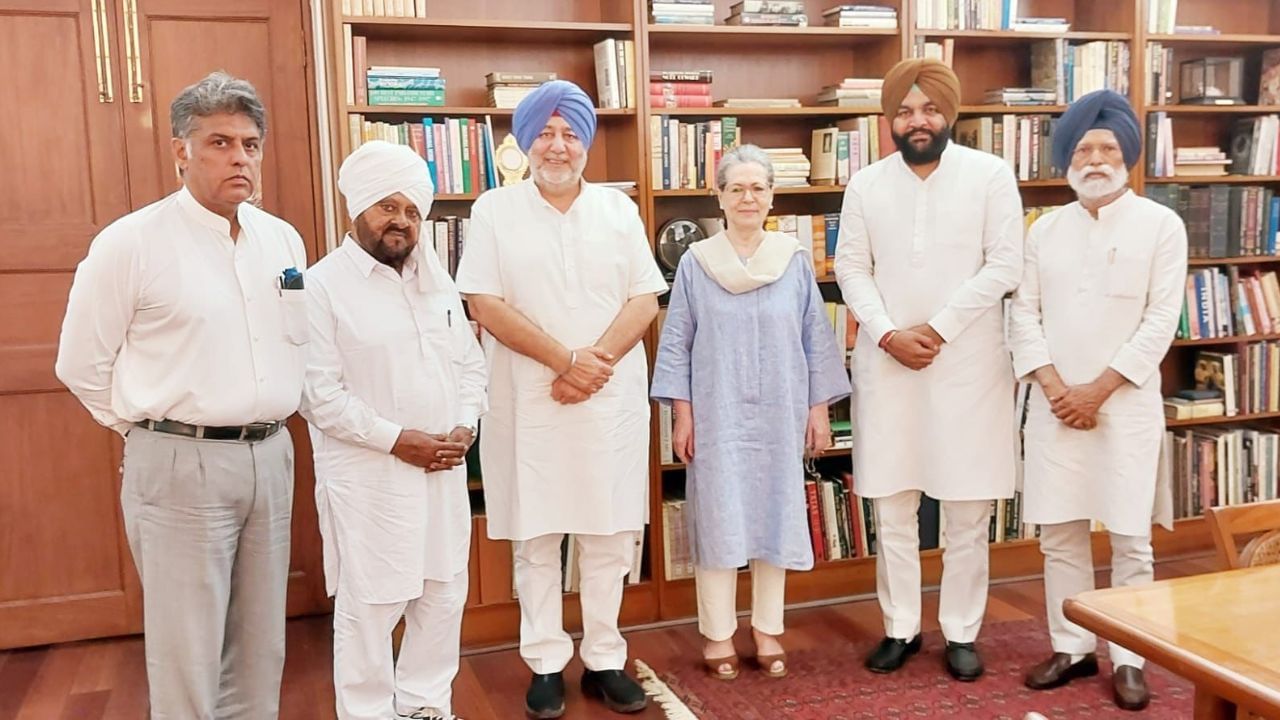 ਸੋਨੀਆ ਗਾਂਧੀ ਨੂੰ ਮਿਲੇ ਪੰਜਾਬ ਦੇ ਕਾਂਗਰਸੀ MP, ਲਗਾਤਾਰ ਮੀਟਿੰਗਾਂ ਦਾ ਦੌਰ ਜਾਰੀ ਸੋਨੀਆ ਗਾਂਧੀ ਨੂੰ ਮਿਲੇ ਪੰਜਾਬ ਦੇ ਕਾਂਗਰਸੀ MP, ਲਗਾਤਾਰ ਮੀਟਿੰਗਾਂ ਦਾ ਦੌਰ ਜਾਰੀ