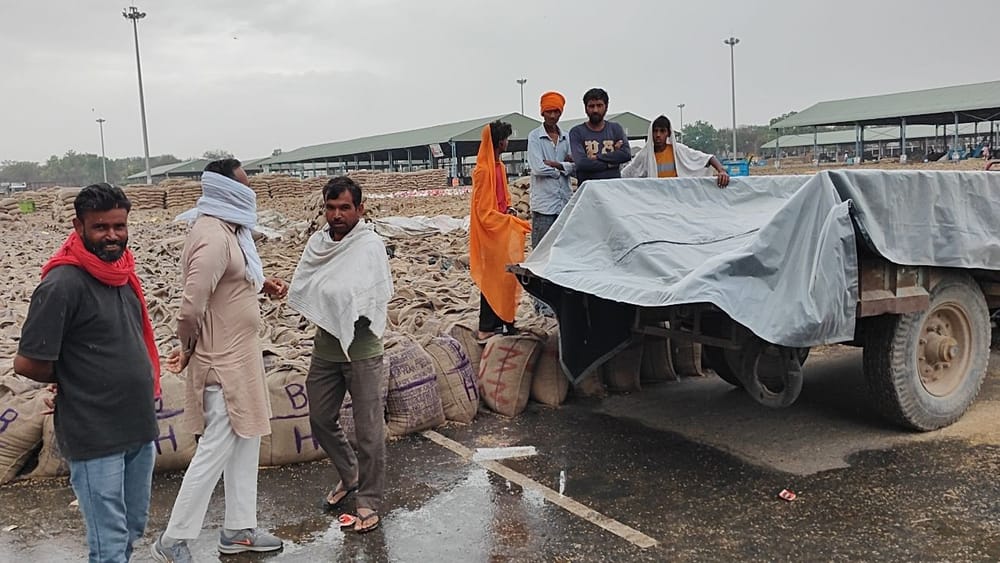 ਅਬੋਹਰ 'ਚ ਸੋਮਵਾਰ ਸਵੇਰ ਤੋਂ ਪੈ ਰਹੀ ਬਾਰਿਸ਼ ਕਾਰਨ ਜਿੱਥੇ ਖੇਤਾਂ 'ਚ ਕਿਸਾਨ ਆਪਣੀਆਂ ਫਸਲਾਂ ਨੂੰ ਲੈ ਕੇ ਚਿੰਤਤ ਨਜ਼ਰ ਆਏ, ਉਥੇ ਹੀ ਮੰਡੀਆਂ 'ਚ ਕਣਕ ਲੈ ਕੇ ਬੈਠੇ ਕਿਸਾਨ ਵੀ ਕਾਫੀ ਚਿੰਤਤ ਨਜ਼ਰ ਆਏ।