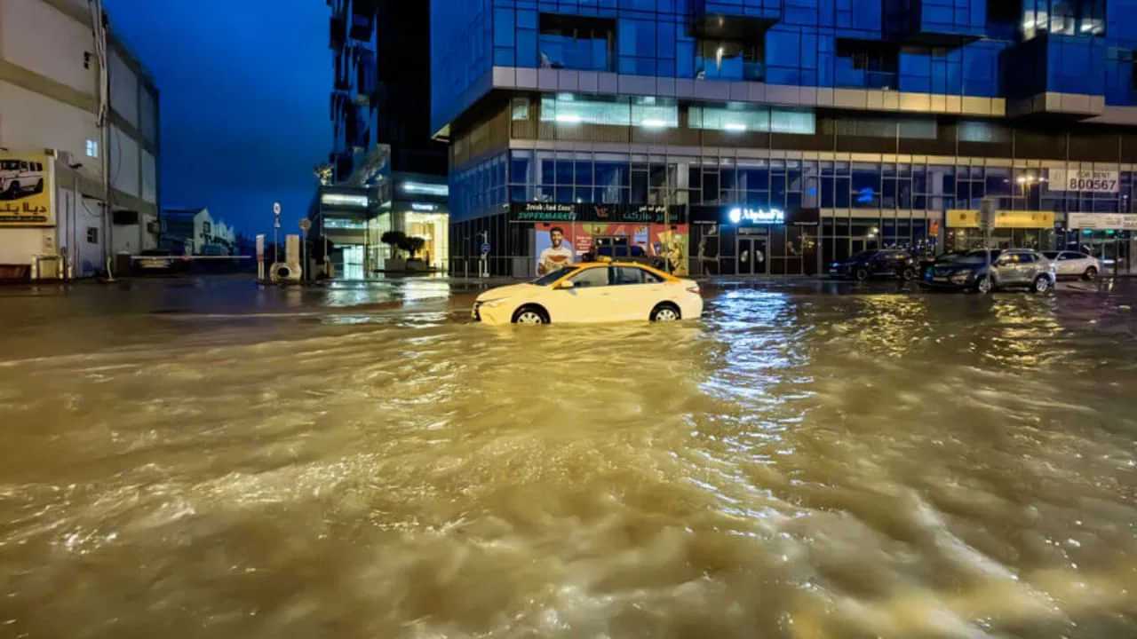 Dubai Flood: ਭਾਰੀ ਮੀਂਹ ਨਾਲ ਦੁਬਈ ਦੀਆਂ ਸੜਕਾਂ ਤੇ ਹੜ੍ਹ, ਭਾਰਤੀ ਦੂਤਾਵਾਸ ਦੀ ਸਲਾਹ - ਜ਼ਰੂਰੀ ਨਾ ਹੋਵੇ ਤਾਂ ਯਾਤਰਾ ਕਰਨ ਤੋਂ ਬਚੋ