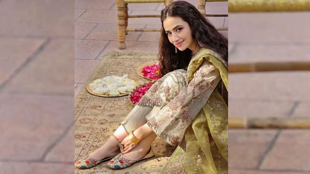 ਤੁਸੀਂ ਉੱਚੀ ਅੱਡੀ ਦੀ ਬਜਾਏ ਸ਼ਰਾਰਾ ਸੂਟ ਨਾਲ ਜੁੱਤੀਆਂ ਨੂੰ ਪੇਅਰ ਕਰ ਸਕਦੇ ਹੋ। ਤੁਸੀਂ ਚਾਹੋ ਤਾਂ ਲੁੱਕ ਨੂੰ ਹੈਵੀ ਬਨਾਉਣ ਦੇ ਲਈ ਜ਼ਰੀ ਵਰਕ ਕੀਤੀ ਹੋਈ ਜੁੱਤੀਆਂ ਪੇਅਰ ਕਰ ਸਕਦੇ ਹੋ। ਦਰਅਸਲ, ਤਿਉਹਾਰ ਦੇ ਦੌਰਾਨ ਬਹੁਤ ਜ਼ਿਆਦਾ ਭੱਜ-ਦੌੜ ਹੁੰਦੀ ਹੈ, ਇਸ ਲਈ ਜੁੱਤੀਆਂ ਪਹਿਨਣ ਵਿੱਚ ਵੀ ਕਾਫ਼ੀ ਆਰਾਮਦਾਇਕ ਹੁੰਦਾ ਹੈ।