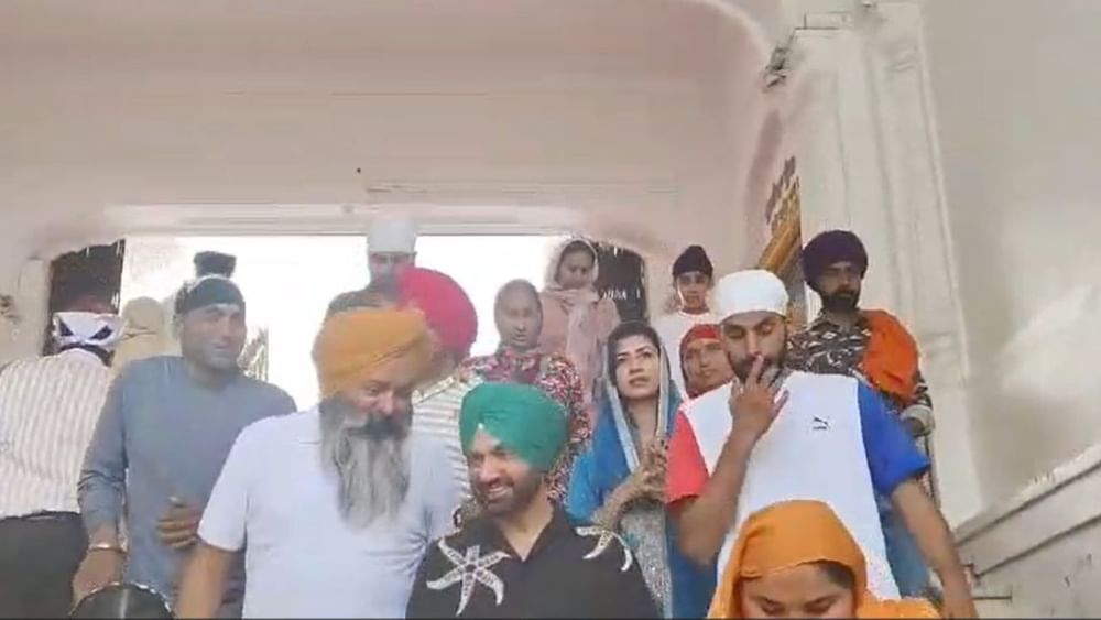 ਫਿਲਮ ਦੀ ਸਟਾਰ ਕਾਸਟ ਨੇ ਇਸ ਦੌਰਾਨ ਜਾਣਕਾਰੀ ਦਿੱਤੀ ਕੀ ਫਿਲਮ 3 ਮਈ ਨੂੰ ਫਿਲਮ 'ਪਿੰਡ ਆਲਾ ਸਕੂਲ' ਰਿਲੀਜ ਹੋਣ ਜਾ ਰਹੀ ਹੈ। ਉਨ੍ਹਾਂ ਕਿਹਾ ਕਿ ਫਿਲਮ ਦੀ ਚੜ੍ਹਦੀ ਕਲਾ ਦੀ ਅਰਦਾਸ ਕਰਨ ਲਈ ਪਹੁੰਚੇ ਹਾਂ।