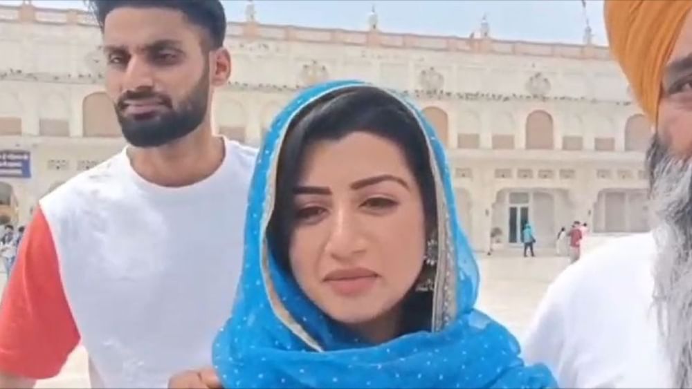 ਇਸ ਮੌਕੇ ਫਿਲਮ ਦੀ ਅਦਾਕਾਰਾ ਹਰਸਿਮਰਨ ਓਬਰਾਏ ਨੇ ਕਿਹਾ ਕਿ ਅੱਜ ਫਿਲਮ ਦੀ ਪ੍ਰਮੋਸ਼ਨ ਨੂੰ ਲੈ ਕੇ ਗੁਰੂ ਨਗਰੀ ਪਹੁੰਚੇ ਹਾਂ ਸਾਡੇ ਫਿਲਮ ਬਹੁਤ ਹੀ ਜਰੂਰੀ ਵਿਸ਼ੇ ਤੇ ਬਣਾਈ ਗਈ ਹੈ ਕਿ ਉਮੀਦ ਹੈ ਕੀ ਲੋਕਾਂ ਨੂੰ ਪਸੰਦ ਆਵੇਗੀ।