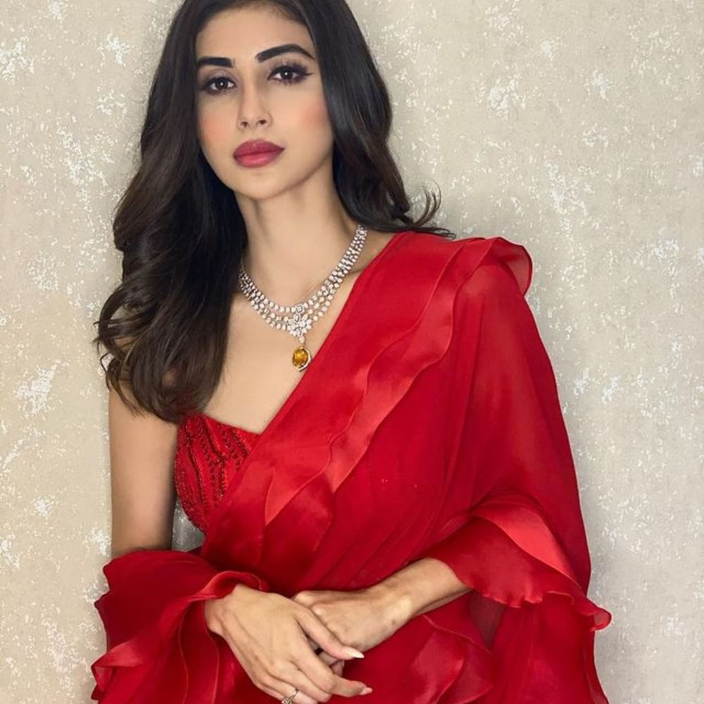 Red Saree in Navratri: ਚੈਤਰ ਨਵਰਾਤਰੀ ਦਾ ਤਿਉਹਾਰ ਚੱਲ ਰਿਹਾ ਹੈ। ਅਜਿਹੇ ਮੌਕਿਆਂ 'ਤੇ ਔਰਤਾਂ ਆਪਣੇ ਘਰਾਂ 'ਚ ਪੂਜਾ-ਪਾਠ ਕਰਦੀਆਂ ਹਨ ਅਤੇ ਕੱਪੜੇ ਪਾਉਣਾ ਵੀ ਪਸੰਦ ਕਰਦੀਆਂ ਹਨ। ਜੇ ਤੁਸੀਂ ਪੂਜਾ ਲਈ ਕੁਝ ਰਵਾਇਤੀ ਲਾਲ ਸਾੜੀਆਂ ਪਹਿਨਣਾ ਚਾਹੁੰਦੇ ਹੋ, ਤਾਂ ਤੁਸੀਂ ਬੀ ਟਾਊਨ ਦੇ ਮਸ਼ਹੂਰ ਹਸਤੀਆਂ ਦੇ ਇਨ੍ਹਾਂ ਰੂਪਾਂ ਨੂੰ ਅਜ਼ਮਾ ਸਕਦੇ ਹੋ।