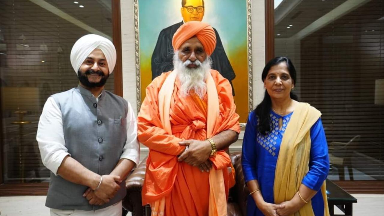 AAP ਦੇ ਲੀਡਰਾਂ ਨੂੰ ਮਿਲੇ ਸੰਤ ਸੀਚੇਵਾਲ, ਵਾਤਾਵਰਣ ਸਬੰਧੀ ਦਵਾਇਆ ਧਿਆਨ AAP ਦੇ ਲੀਡਰਾਂ ਨੂੰ ਮਿਲੇ ਸੰਤ ਸੀਚੇਵਾਲ, ਵਾਤਾਵਰਣ ਸਬੰਧੀ ਦਵਾਇਆ ਧਿਆਨ