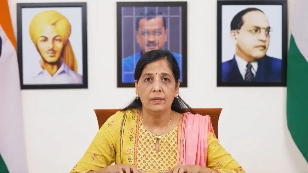 ਸੁਨੀਤਾ ਨੇ ਪੜ੍ਹਿਆ ਕੇਜਰੀਵਾਲ ਦਾ ਜੇਲ੍ਹ ਤੋਂ ਭੇਜਿਆ ਸੰਦੇਸ਼, ਭਗਤ ਸਿੰਘ ਅਤੇ ਅੰਬੇਡਕਰ ਵਿਚਕਾਰ ਲੱਗੀ ਦਿੱਲੀ ਸੀਐਮ ਦੀ ਤਸਵੀਰ