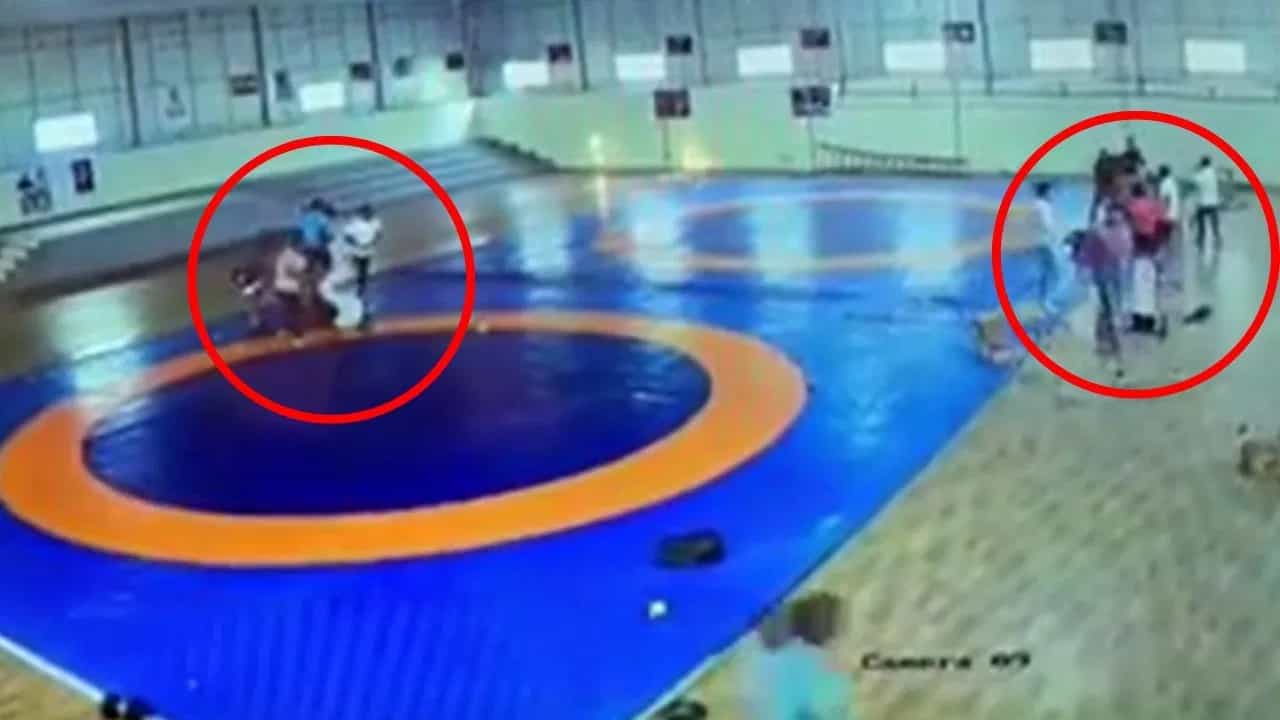 Viral Video: ਅਖਾੜੇ ਚ ਬਦਮਾਸ਼ਾਂ ਨੇ ਪਹਿਲਵਾਨਾਂ ਦੀ ਕੀਤੀ ਬੇਰਹਿਮੀ ਨਾਲ ਕੁੱਟਮਾਰ, ਗੁਰੂਗ੍ਰਾਮ ਦਾ ਵੀਡੀਓ ਵਾਇਰਲ Viral Video: ਅਖਾੜੇ ਚ ਬਦਮਾਸ਼ਾਂ ਨੇ ਪਹਿਲਵਾਨਾਂ ਦੀ ਕੀਤੀ ਬੇਰਹਿਮੀ ਨਾਲ ਕੁੱਟਮਾਰ, ਗੁਰੂਗ੍ਰਾਮ ਦਾ ਵੀਡੀਓ ਵਾਇਰਲ