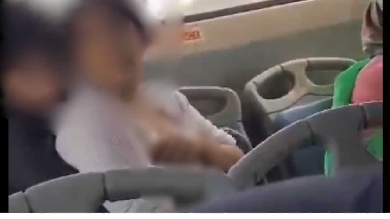 Couple Romance Video Viral in Bus: ਪਿਛਲੀ ਸੀਟ ਤੇ ਬੈਠ ਕੇ ਰੋਮਾਂਸ ਕਰ ਰਹੇ ਕਪਲ ਨੇ ਪਾਰ ਕੀਤੀਆਂ ਸਾਰੀਆਂ ਹੱਦਾਂ , ਦਿੱਲੀ ਮੈਟਰੋ ਤੋਂ ਬਾਅਦ DTC ਬੱਸ ਦਾ ਵੀਡਿਓ ਹੋਇਆ ਵਾਇਰਲ