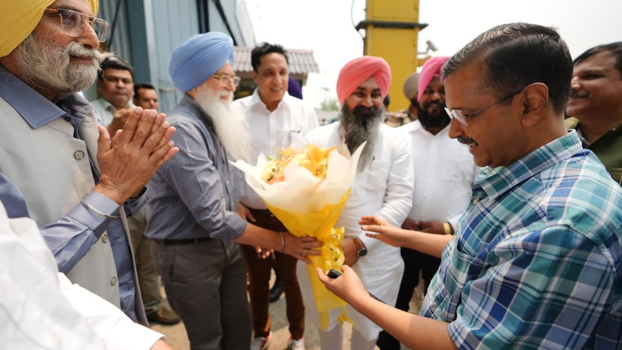 Loksabha Election: ਅਰਵਿੰਦ ਕੇਜਰੀਵਾਲ ਪਹੁੰਚੇ ਅੰਮ੍ਰਿਤਸਰ, CM ਭਗਵੰਤ ਮਾਨ ਨਾਲ ਰੋਡ ਸ਼ੋਅ ਨਾਲ ਕਰਨਗੇ ਚੋਣ ਪ੍ਰਚਾਰ ਦੀ ਸ਼ੁਰੂਆਤ Loksabha Election: ਅਰਵਿੰਦ ਕੇਜਰੀਵਾਲ ਪਹੁੰਚੇ ਅੰਮ੍ਰਿਤਸਰ, CM ਭਗਵੰਤ ਮਾਨ ਨਾਲ ਰੋਡ ਸ਼ੋਅ ਨਾਲ ਕਰਨਗੇ ਚੋਣ ਪ੍ਰਚਾਰ ਦੀ ਸ਼ੁਰੂਆਤ