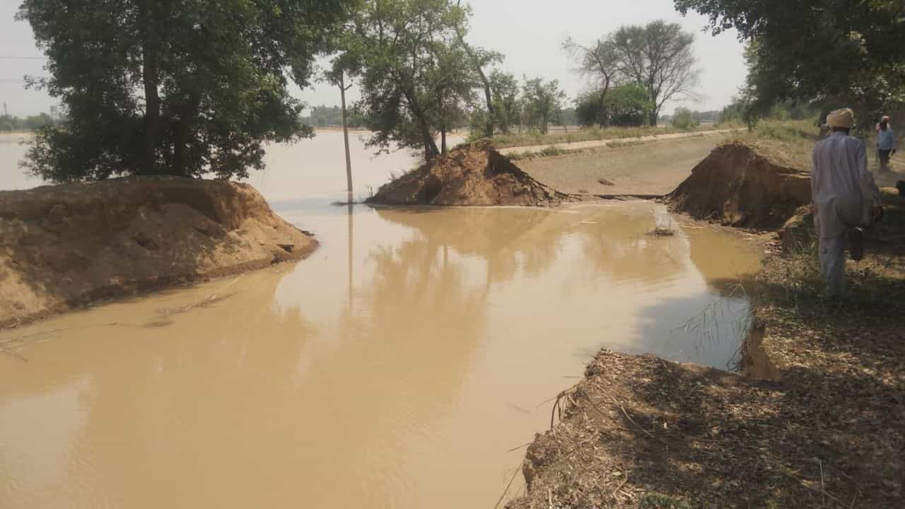 ਲੰਬੀ ਮਾਈਨਰ ਚ ਪਿਆ ਪਾੜ, 12 ਤੋਂ ਵੱਧ ਪਿੰਡਾਂ ਚ ਆਈ ਪਾਣੀ ਦੀ ਕਿੱਲਤ ਲੰਬੀ ਮਾਈਨਰ ਚ ਪਿਆ ਪਾੜ, 12 ਤੋਂ ਵੱਧ ਪਿੰਡਾਂ ਚ ਆਈ ਪਾਣੀ ਦੀ ਕਿੱਲਤ