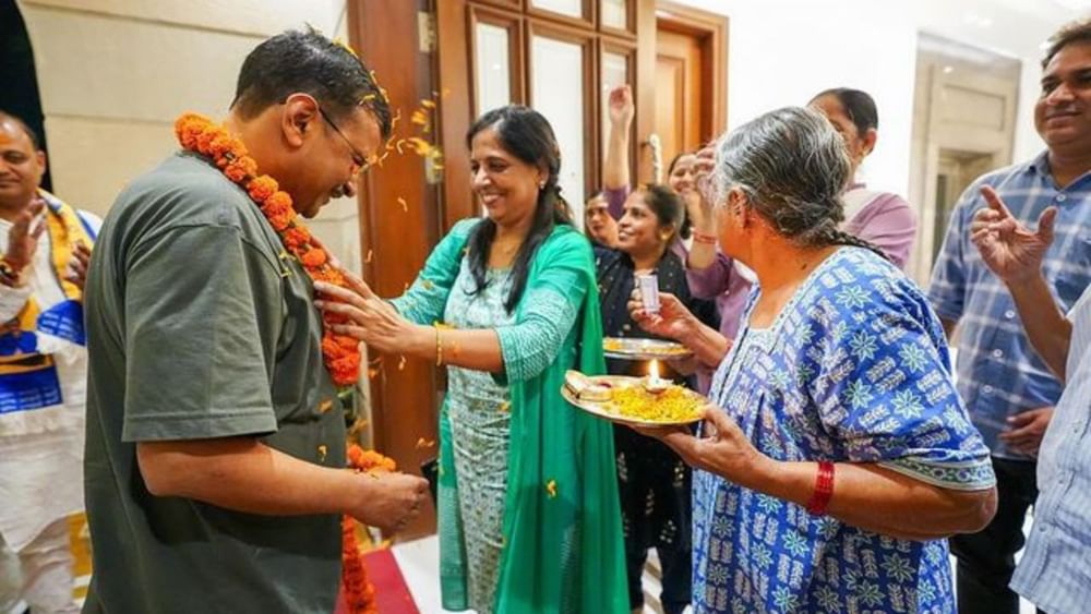 ਮੁੱਖ ਮੰਤਰੀ ਅਰਵਿੰਦ ਕੇਜਰੀਵਾਲ ਨੇ 2020 ਦੇ ਚੋਣ ਹਲਫਨਾਮੇ ਵਿੱਚ ਆਪਣੀ ਜਾਇਦਾਦ ਦਾ ਖੁਲਾਸਾ ਕੀਤਾ ਹੈ। ਮੁੱਖ ਮੰਤਰੀ ਕੇਜਰੀਵਾਲ 3.44 ਕਰੋੜ ਰੁਪਏ ਦੀ ਕੁੱਲ ਜਾਇਦਾਦ ਦੇ ਮਾਲਕ ਹਨ। ਉਨ੍ਹਾਂ ਕੋਲ 12 ਹਜ਼ਾਰ ਰੁਪਏ ਅਤੇ ਪਤਨੀ ਕੋਲ 9 ਹਜ਼ਾਰ ਰੁਪਏ ਨਕਦ ਹਨ। ਪਰਿਵਾਰ ਦੇ 6 ਬੈਂਕ ਅਕਾਊਂਟ ਬਾਰੇ ਦੱਸਿਆ ਗਿਆ, ਜਿਸ ਵਿੱਚ ਕੁੱਲ 33.29 ਲੱਖ ਰੁਪਏ ਜਮ੍ਹਾਂ ਹਨ। ਪਰਿਵਾਰ ਕੋਲ 40 ਹਜ਼ਾਰ ਰੁਪਏ ਦੀ ਚਾਂਦੀ ਅਤੇ 32 ਲੱਖ ਰੁਪਏ ਦਾ ਸੋਨਾ ਹੈ। ਉਨ੍ਹਾਂ ਦੇ ਸਿਰ ਕਿਸੇ ਕਿਸਮ ਦਾ ਕਰਜ਼ਾ ਨਹੀਂ ਹੈ। 2015 ਦੀਆਂ ਵਿਧਾਨ ਸਭਾ ਚੋਣਾਂ ਲਈ ਦਾਇਰ ਹਲਫ਼ਨਾਮੇ ਵਿੱਚ ਉਨ੍ਹਾਂ ਦੀ ਜਾਇਦਾਦ 2.1 ਕਰੋੜ ਰੁਪਏ ਦੱਸੀ ਗਈ ਸੀ। ਪੰਜ ਸਾਲਾਂ ਵਿੱਚ ਉਨ੍ਹਾਂ ਦੀ ਕੁੱਲ ਆਮਦਨ ਵਿੱਚ 1 ਕਰੋੜ 30 ਲੱਖ ਰੁਪਏ ਦਾ ਵਾਧਾ ਹੋਇਆ ਹੈ। (Pic Credit: Instagram)