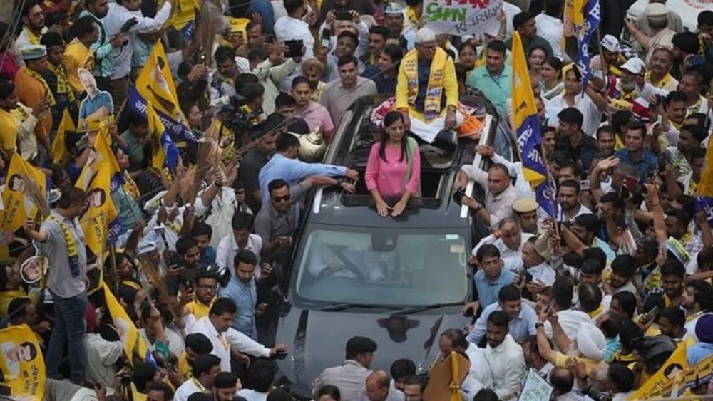 ਸੁਨੀਤਾ ਕੇਜਰੀਵਾਲ ਦਿੱਲੀ ਦੇ ਮੁੱਖ ਮੰਤਰੀ ਅਰਵਿੰਦ ਕੇਜਰੀਵਾਲ ਦੀ ਪਤਨੀ ਹੈ। ਉਨ੍ਹਾਂ ਨੇ ਜੂਆਲੋਜੀ ਵਿਸ਼ੇ ਤੋਂ ਗ੍ਰੈਜੂਏਸ਼ਨ ਕੀਤੀ ਹੈ। ਉਹ ਪੜ੍ਹਾਈ ਵਿੱਚ ਬਹੁਤ ਹੁਸ਼ਿਆਰ ਸੀ। ਬਾਅਦ ਵਿੱਚ ਉਨ੍ਹਾਂ ਨੇ UPSC CSE ਦੀ ਪ੍ਰੀਖਿਆ ਵੀ ਪਾਸ ਕੀਤੀ। ਉਹ 1994 ਬੈਚ ਦੀ ਇੰਡੀਅਨ ਰੈਵੇਨਿਊ ਸਰਵਿਸਿਜ਼ (IRS) ਦੀ ਮੈਂਬਰ ਵੀ ਰਹਿ ਚੁੱਕੇ ਹਨ। ਭੋਪਾਲ ਵਿੱਚ ਇੱਕ ਸਿਖਲਾਈ ਪ੍ਰੋਗਰਾਮ ਦੌਰਾਨ 1995 ਬੈਚ ਦੇ ਆਈਆਰਐਸ ਅਧਿਕਾਰੀ ਅਰਵਿੰਦ ਕੇਜਰੀਵਾਲ ਨਾਲ ਉਨ੍ਹਾਂ ਦੀ ਮੁਲਾਕਾਤ ਹੋਈ ਸੀ। ਸੀਰੀਅਸ ਫਰਾਡ ਇਨਵੈਸਟੀਗੇਸ਼ਨ ਆਫਿਸ ਵਿੱਚ ਆਪਣੀ ਪੋਸਟਿੰਗ ਦੇ ਦੌਰਾਨ, ਸੁਨੀਤਾ ਨੇ ਸ਼ਾਰਪ ਇਨਵੈਸਟੀਗੈਟਰ ਦੇ ਰੂਪ ਵਿੱਚ ਕਈ ਵੱਡੇ ਕਾਰਪੋਰੇਟ ਦਫਤਰ ਦੇ ਕੇਸਾਂ ਨੂੰ ਸੰਭਾਲਿਆ। (Pic Credit: Instagram)