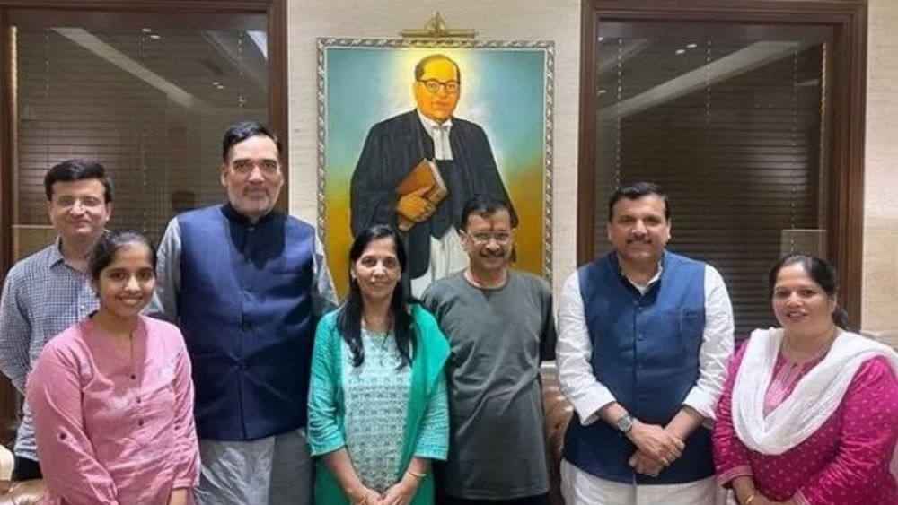 ਹਰਸ਼ਿਤਾ ਉਨ੍ਹਾਂ ਦੀ ਵੱਡੀ ਬੇਟੀ ਹੈ। ਪੜ੍ਹਾਈ ਦੀ ਗੱਲ ਕਰੀਏ ਤਾਂ ਆਪਣੇ ਮਾਤਾ-ਪਿਤਾ ਵਾਂਗ ਹਰਸ਼ਿਤਾ ਵੀ ਪੜ੍ਹਾਈ 'ਚ ਕਾਫੀ ਵਧੀਆ ਸੀ। ਹਰਸ਼ਿਤਾ ਨੇ 12ਵੀਂ ਜਮਾਤ ਵਿੱਚ 96 ਫ਼ੀਸਦੀ ਅੰਕ ਹਾਸਲ ਕੀਤੇ ਸਨ। ਹਰਸ਼ਿਤਾ ਨੇ ਸਾਲ 2014 ਵਿੱਚ ਜੇਈਈ ਐਡਵਾਂਸ ਪਾਸ ਕੀਤੀ ਸੀ। ਉਨ੍ਹਾਂ ਨੇ 3,322 ਰੈਂਕ ਹਾਸਲ ਕੀਤੇ ਸੀ। ਜਦੋਂ ਹਰਸ਼ਿਤਾ ਨੇ ਇਹ ਇਮਤਿਹਾਨ ਪਾਸ ਕੀਤਾ, ਉਦੋਂ ਵੀ ਅਰਵਿੰਦ ਕੇਜਰੀਵਾਲ ਜੇਲ੍ਹ ਵਿੱਚ ਸਨ। ਕੇਂਦਰੀ ਮੰਤਰੀ ਨਿਤਿਨ ਗਡਕਰੀ ਵੱਲੋਂ ਦਾਇਰ ਮਾਣਹਾਨੀ ਦੇ ਕੇਸ ਵਿੱਚ ਉਹ ਤਿਹਾੜ ਜੇਲ੍ਹ ਵਿੱਚ ਨਿਆਇਕ ਹਿਰਾਸਤ ਵਿੱਚ ਸਨ। ਇਸ ਤੋਂ ਬਾਅਦ ਹਰਸ਼ਿਤਾ ਨੇ ਦਿੱਲੀ ਆਈਆਈਟੀ ਤੋਂ ਇੰਜੀਨੀਅਰਿੰਗ ਵਿੱਚ ਗ੍ਰੈਜੂਏਸ਼ਨ ਕੀਤੀ ਤੁਹਾਨੂੰ ਦੱਸ ਦੇਈਏ ਕਿ ਹਰਸ਼ਿਤਾ ਕੇਜਰੀਵਾਲ ਗੁਰੂਗ੍ਰਾਮ ਵਿੱਚ ਇੱਕ ਕੰਪਨੀ ਵਿੱਚ ਕੰਮ ਵੀ ਕਰ ਚੁੱਕੇ ਹਨ। ਪੜ੍ਹਾਈ ਦੇ ਨਾਲ-ਨਾਲ ਹਰਸ਼ਿਤਾ ਨੂੰ ਖੇਡਾਂ ਵਿੱਚ ਵੀ ਬਹੁਤ ਦਿਲਚਸਪੀ ਹੈ। ਉਹ ਇੱਕ ਫੁੱਟਬਾਲ ਖਿਡਾਰਨ ਵੀ ਹਨ ਅਤੇ ਲਗਭਗ 19 ਫੁੱਟਬਾਲ ਚੈਂਪੀਅਨਸ਼ਿਪਾਂ ਖੇਡ ਚੁੱਕੇ ਹਨ। ਇਸ ਦੇ ਨਾਲ ਹੀ ਉਹ ਅੰਡਰ 19 ਜ਼ਿਲ੍ਹਾ ਫੁੱਟਬਾਲ ਚੈਂਪੀਅਨਸ਼ਿਪ 2010 ਦੀ ਜੇਤੂ ਵੀ ਰਹੇ। ਖੇਡਾਂ ਦੇ ਨਾਲ-ਨਾਲ ਉਹ ਕਲਾਸੀਕਲ ਓਡੀਸੀ ਡਾਂਸ ਵੀ ਕਰਦੇ ਹਨ। ਹਰਸ਼ਿਤਾ ਹਿੰਦੀ ਅਤੇ ਅੰਗਰੇਜ਼ੀ ਤੋਂ ਇਲਾਵਾ ਫਰੈਂਚ ਵੀ ਜਾਣਦੇ ਹਨ। (Pic Credit: Instagram)