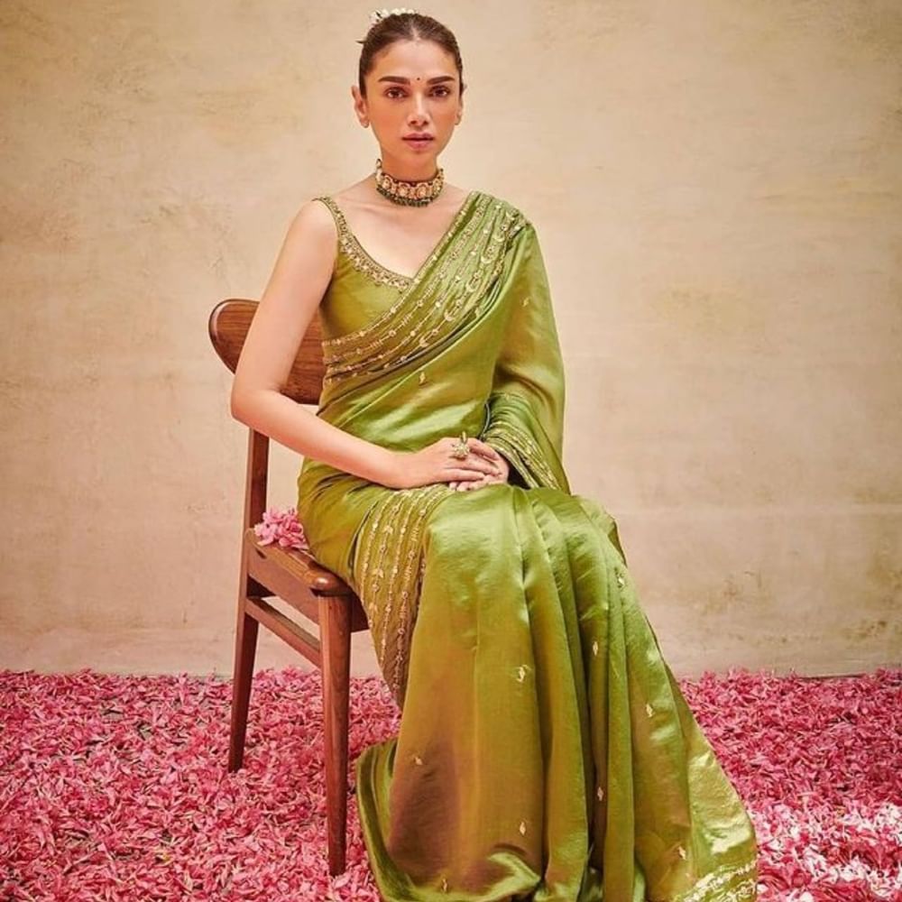 ਅਦਿਤੀ ਰਾਓ ਹੈਦਰੀ ਹਰੇ ਰੰਗ ਦੀ ਕਢਾਈ ਵਾਲੀ ਸਾੜ੍ਹੀ ਵਿੱਚ ਬੇਹੱਦ ਖੂਬਸੂਰਤ ਲੱਗ ਰਹੀ ਹੈ। ਉਨ੍ਹਾਂ ਦੇ ਆਉਟਫਿੱਟ ਵਿੱਚ ਜ਼ਰੀ ਵਰਕ ਡਿਟੇਲਿੰਗ ਹੈ, ਜੋ ਦਿੱਖ ਨੂੰ ਸ਼ਾਨਦਾਰ ਬਣਾ ਰਹੀ ਹੈ। ਇਸ ਪਹਿਰਾਵੇ ਦੇ ਨਾਲ ਇੱਕ ਸਟ੍ਰੈਪੀ ਰਾਊਂਡ ਨੇਕ ਬਲਾਊਜ਼ ਪੇਅਰ ਕੀਤਾ ਹੈ। ਤੁਸੀਂ ਇਸ ਲੁੱਕ ਨੂੰ ਰਿਕ੍ਰੀਏਟ ਵੀ ਬਣਾ ਸਕਦੇ ਹੋ।