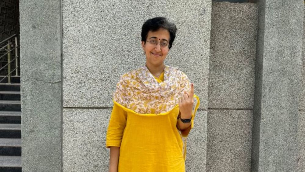 ਦਿੱਲੀ ਦੀ ਮੰਤਰੀ ਅਤੇ 'ਆਪ' ਨੇਤਾ ਆਤਿਸ਼ੀ ਨੇ ਦਿੱਲੀ ਦੇ ਇੱਕ ਪੋਲਿੰਗ ਬੂਥ 'ਤੇ ਵੋਟ ਪਾਈ।