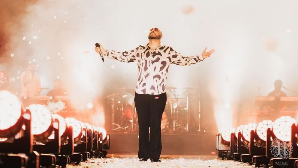 ਬੀ ਪਰਾਕ ਦਾ ਅਸਲੀ ਨਾਮ ਪ੍ਰਤੀਕ ਬੱਚਨ ਹੈ। ਫਿਲਮ ਕੇਸਰੀ ਦੇ ਗੀਤ ‘ਤੇਰੀ ਮਿੱਟੀ’ ਲਈ ਉਨ੍ਹਾਂ ਨੂੰ ਸਰਵੋਤਮ ਪਲੇਅਬੈਕ ਗਾਇਕ ਦਾ ਐਵਾਰਡ ਨਾਲ ਨਵਾਜਿਆ ਗਿਆ ਸੀ। ਗਾਇਕ ਦੇ ਪਰਿਵਾਰ ਵਿੱਚ ਉਨ੍ਹਾਂ ਦੀ ਮਾਤਾ, ਪਤਨੀ, ਭੈਣ, ਭਰਾ ਅਤੇ ਇੱਕ ਬੇਟਾ ਹੈ। 24 Dec 2021 ਨੂੰ ਉਨ੍ਹਾਂ ਦੇ ਪਿਤਾ ਅਤੇ ਮਸ਼ਹੂਰ ਪੰਜਾਬੀ ਬੀ ਪ ਸੰਗੀਤਕਾਰ ਵਰਿੰਦਰ ਬੱਚਨ ਦਾ ਦੇਹਾਂਤ ਹੋ ਗਿਆ ਸੀ। ਅੱਜ ਅਸੀਂ ਇੱਕ ਅਜਿਹੇ ਪਰਿਵਾਰ ਬਾਰੇ ਗੱਲ ਕਰਨ ਜਾ ਰਹੇ ਹਾਂ ਜਿਸ ਨੇ ਥੋੜ੍ਹੇ ਸਮੇਂ ਵਿੱਚ ਹੀ ਵੱਡਾ ਨਾਂ ਕਮਾਇਆ ਹੈ। ਅੱਜ ਉਨ੍ਹਾਂ ਨੂੰ ਉਨ੍ਹਾਂ ਦੇ ਪ੍ਰਸ਼ੰਸਕ ਬੀ ਪਰਾਕ ਦੇ ਨਾਂ ਨਾਲ ਜਾਣਦੇ ਹਨ ਪਰ ਉਨ੍ਹਾਂ ਦਾ ਅਸਲੀ ਨਾਂ ਪ੍ਰਤੀਕ ਬੱਚਨ ਹੈ।