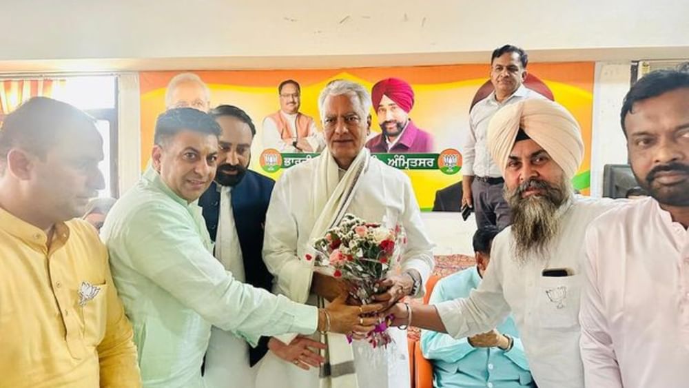ਪੰਜਾਬ ਦੇ ਦਿੱਗਜ ਆਗੂ ਸੁਨੀਲ ਜਾਖੜ 19 ਮਈ 2022 ਵਿੱਚ ਭਾਰਤੀ ਜਨਤਾ ਪਾਰਟੀ ਵਿੱਚ ਸ਼ਾਮਲ ਹੋਏ ਸਨ। ਇੱਥੇ ਦੱਸਣਯੋਗ ਹੈ ਕਿ ਕਾਂਗਰਸ ਹਾਈਕਮਾਂਡ ਅਤੇ ਜਾਖੜ ਵਿਚਾਲੇ ਕਾਫੀ ਲੰਬੇ ਸਮੇਂ ਤੋਂ ਕੁਝ ਠੀਕ ਨਹੀਂ ਚੱਲ ਰਿਹਾ ਸੀ। ਉਹ ਲਗਾਤਾਰ ਪਾਰਟੀ ਦੀਆਂ ਨੀਤੀਆਂ 'ਤੇ ਬੋਲ ਰਹੇ ਸਨ। ਅਖੀਰ ਜਦੋਂ ਪਾਰਟੀ ਨੇ ਕਾਰਨ ਦੱਸੋ ਨੋਟਿਸ ਜਾਰੀ ਕੀਤਾ ਤਾਂ ਮਾਮਲਾ ਹੋਰ ਵਧ ਗਿਆ। 14 ਮਈ 2022 ਨੂੰ ਜਾਖੜ ਨੇ ਕਾਂਗਰਸ ਨੂੰ ਅਲਵਿਦਾ ਕਹਿ ਕੇ ਭਾਜਪਾ ਦਾ ਪਲਾ ਫੱੜ ਲਿਆ।