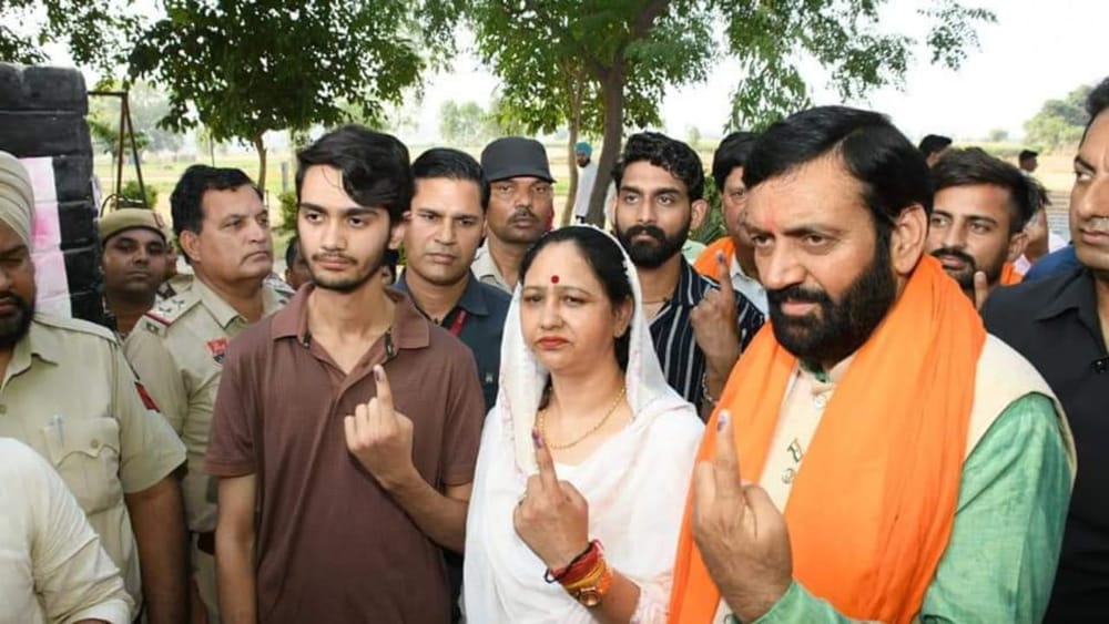 ਹਰਿਆਣਾ ਦੇ ਮੁੱਖ ਮੰਤਰੀ ਨਾਇਬ ਸਿੰਘ ਸੈਣੀ ਨੇ ਆਪਣੇ ਪਰਿਵਾਰ ਨਾਲ ਮਿਰਜ਼ਾਪੁਰ 'ਚ ਭੁਗਤਾਈ ਵੋਟ।