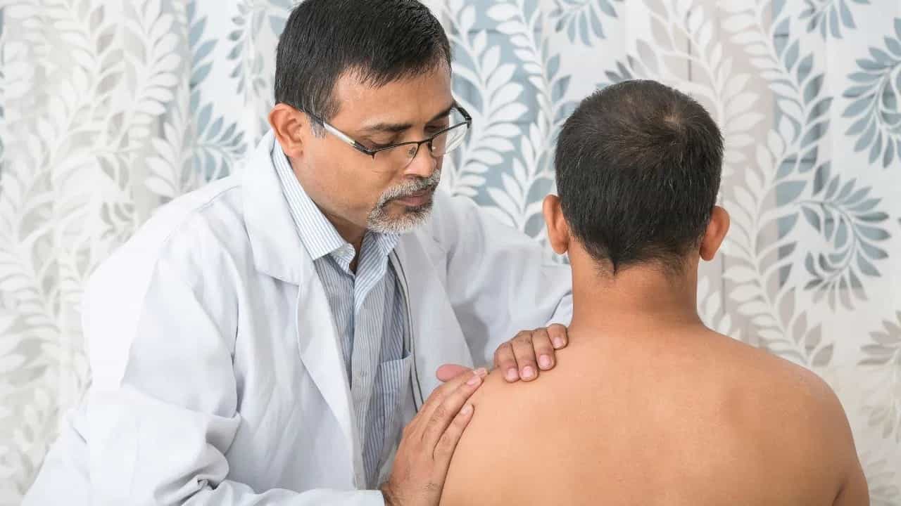 ਮੋਢੇ ਦੀ ਦਰਦ, ਕੀ ਹੈ ਫਰੋਜ਼ਨ ਸ਼ੋਲਡਰ? ਅਤੇ ਇਹ ਦਿਲ ਦੇ ਦੌਰੇ ਦਾ ਲੱਛਣ ਵੀ ਲੱਗਦਾ ਹੈ? ਮੋਢੇ ਦੀ ਦਰਦ, ਕੀ ਹੈ ਫਰੋਜ਼ਨ ਸ਼ੋਲਡਰ? ਅਤੇ ਇਹ ਦਿਲ ਦੇ ਦੌਰੇ ਦਾ ਲੱਛਣ ਵੀ ਲੱਗਦਾ ਹੈ?