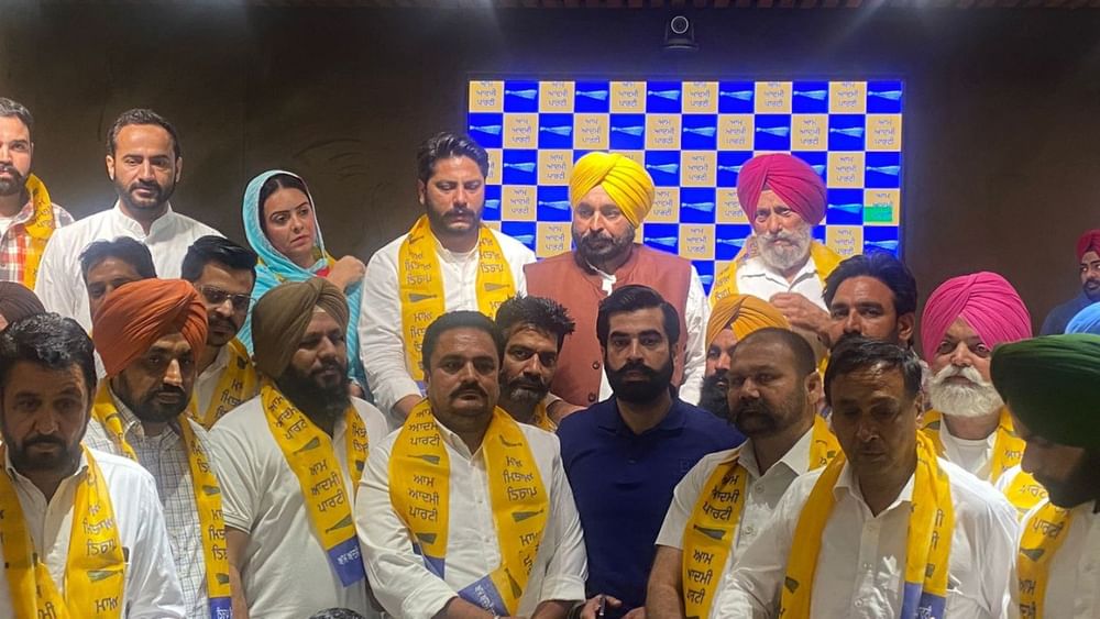 ਸਾਬਕਾ ਕਾਂਗਰਸੀ ਵਿਧਾਇਕ ਅਤੇ ਸੰਗਰੂਰ ਦੇ ਜ਼ਿਲ੍ਹਾ ਪ੍ਰਧਾਨ ਦਲਵੀਰ ਸਿੰਘ ਗੋਲਡੀ ਨੇ ਕਾਂਗਰਸ ਦਾ ਹੱਥ ਛੱਡ ਕੇ ਆਮ ਆਦਮੀ ਪਾਰਟੀ ਦਾ ਪੱਲਾ ਫੜ੍ਹ ਲਿਆ ਹੈ।