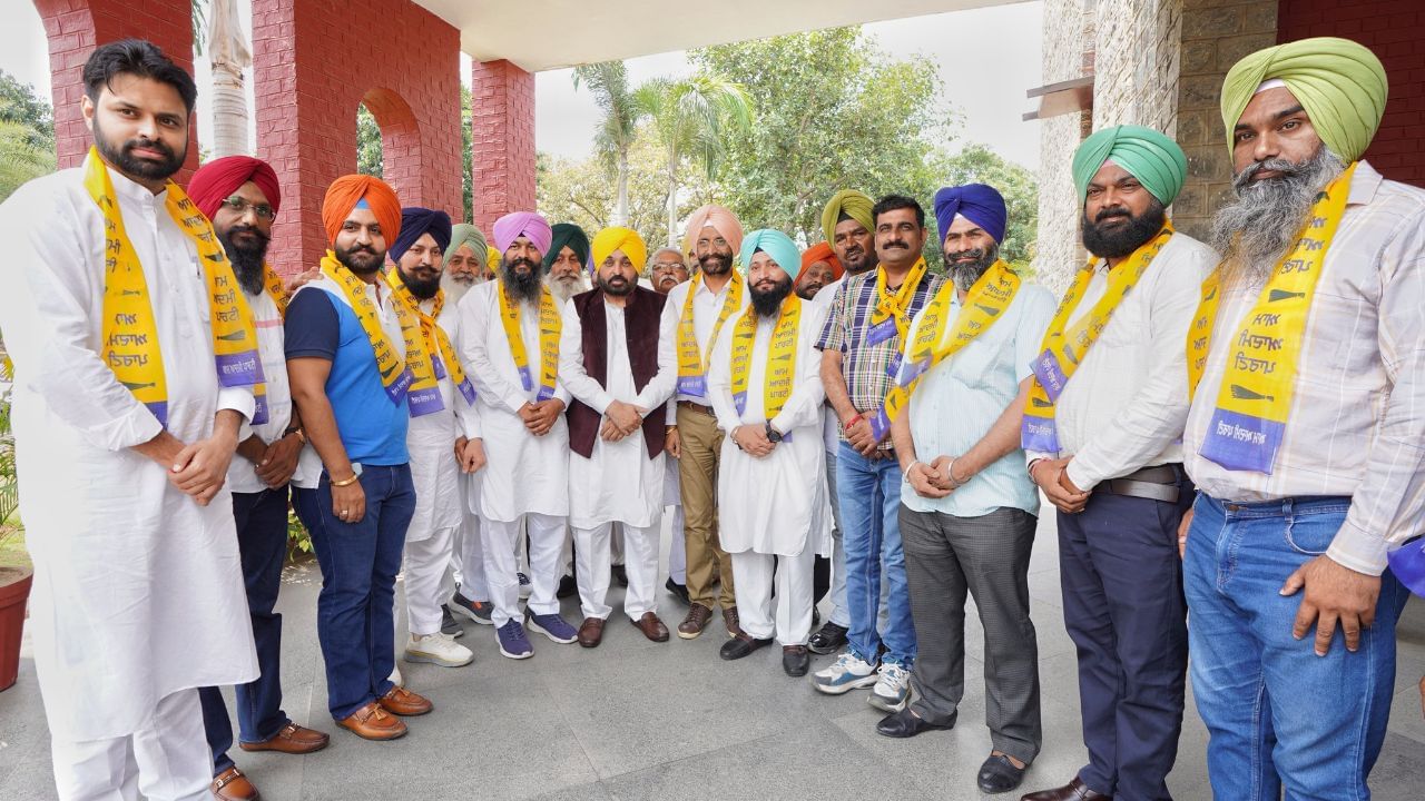 SAD ਦੇ ਚੰਡੀਗੜ੍ਹ ਤੋਂ ਲੋਕਸਭਾ ਉਮੀਦਵਾਰ ਹਰਦੀਪ ਸਿੰਘ ਬੁਟਰੇਲਾ AAP ‘ਚ ਹੋਏ ਸ਼ਾਮਲ, ਸੀਐਮ ਮਾਨ ਨੇ ਕੀਤਾ ਸਵਾਗਤ SAD ਦੇ ਚੰਡੀਗੜ੍ਹ ਤੋਂ ਲੋਕਸਭਾ ਉਮੀਦਵਾਰ ਹਰਦੀਪ ਸਿੰਘ ਬੁਟਰੇਲਾ AAP ‘ਚ ਹੋਏ ਸ਼ਾਮਲ, ਸੀਐਮ ਮਾਨ ਨੇ ਕੀਤਾ ਸਵਾਗਤ