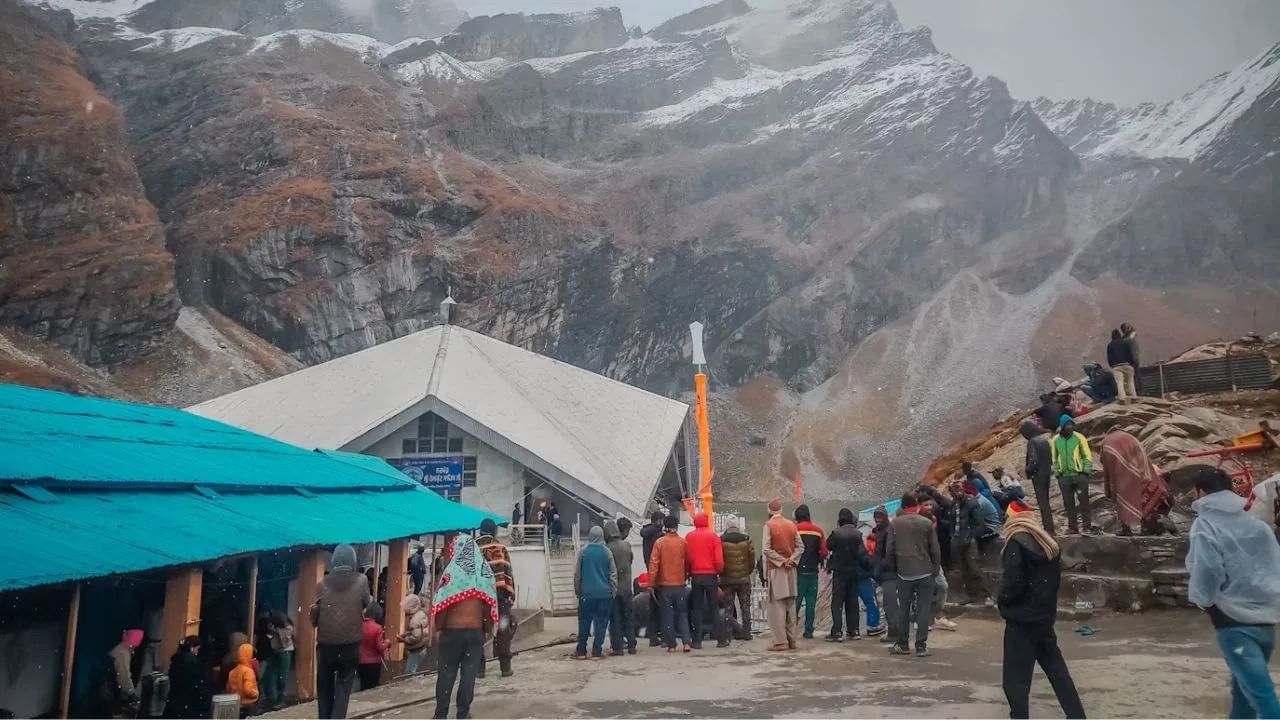 ਹੇਮਕੁੰਟ ਸਾਹਿਬ ਦੇ ਕਪਾਟ ਹੋਏ ਬੰਦ, ਕੀਤੀ ਗਈ ਸਾਲ ਦੀ ਅੰਤਿਮ ਅਰਦਾਸ, ਪੌਣੇ 3 ਲੱਖ ਸ਼ਰਧਾਲੂਆਂ ਨੇ ਕੀਤੇ ਦਰਸ਼ਨ