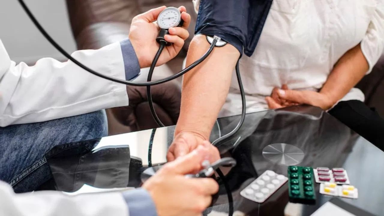 World Hypertension Day: ਹਾਈ ਬਲੱਡ ਪ੍ਰੈਸ਼ਰ ਦੇ ਕੀ ਹਨ ਕਾਰਨ ਅਤੇ ਇਸ ਨੂੰ ਕਿਵੇਂ ਕਰੀਏ ਬਚਾਅ? ਮਾਹਿਰਾਂ ਤੋਂ ਜਾਣੋ World Hypertension Day: ਹਾਈ ਬਲੱਡ ਪ੍ਰੈਸ਼ਰ ਦੇ ਕੀ ਹਨ ਕਾਰਨ ਅਤੇ ਇਸ ਨੂੰ ਕਿਵੇਂ ਕਰੀਏ ਬਚਾਅ? ਮਾਹਿਰਾਂ ਤੋਂ ਜਾਣੋ