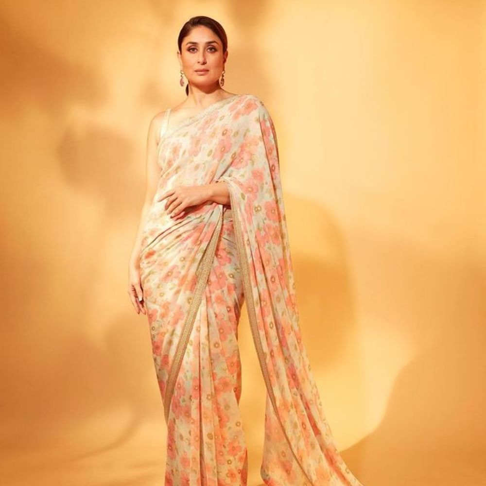 ਜਨਰੇਸ਼ਨਲ ਸਟਾਰ ਕਰੀਨਾ ਕਪੂਰ ਦਾ ਫੈਸ਼ਨ ਸੈਂਸ ਕਾਫੀ ਕੂਲ ਹੈ। ਤੁਸੀਂ ਇੱਕ ਸਧਾਰਨ ਪੋਨੀ ਟੇਲ ਵਿੱਚ ਵੀ ਸੁੰਦਰ ਕਿਵੇਂ ਦਿਖਾਈ ਦੇ ਸਕਦੇ ਹੋ? ਤੁਸੀਂ ਇਸ ਹੇਅਰ ਸਟਾਈਲ ਨੂੰ ਸਾੜੀ ਜਾਂ ਅਨਾਰਕਲੀ ਸੂਟ ਨਾਲ ਕੈਰੀ ਕਰ ਸਕਦੇ ਹੋ।