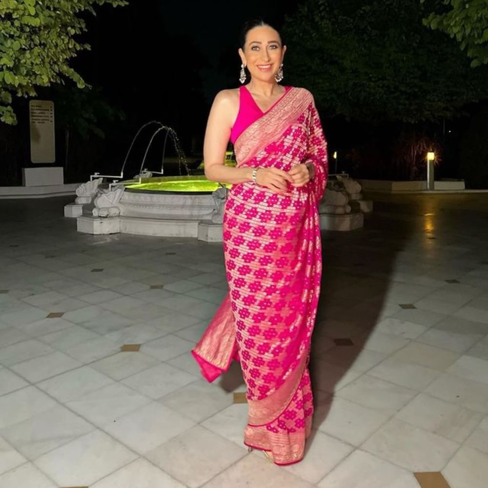 ਕਰਿਸ਼ਮਾ ਕਪੂਰ ਰਾਣੀ ਪਿੰਕ ਕਲਰ ਦੀ ਗੋਲਡਨ ਕਢਾਈ ਵਾਲੀ ਸਿਲਕ ਸਾੜ੍ਹੀ ਅਤੇ ਮੈਚਿੰਗ ਸਲੀਵਲੈੱਸ ਬਲਾਊਜ਼ 'ਚ ਬੇਹੱਦ ਖੂਬਸੂਰਤ ਲੱਗ ਰਹੀ ਹੈ। ਤੁਸੀਂ ਅਕਸ਼ੈ ਤ੍ਰਿਤੀਆ 'ਤੇ ਵੀ ਇਸ ਤਰ੍ਹਾਂ ਦੇ ਲੁੱਕ ਬਣਾ ਸਕਦੇ ਹੋ। ਇਸ ਲੁੱਕ ਦੇ ਨਾਲ ਤੁਸੀਂ ਗਲੋਸੀ ਮੇਕਅੱਪ ਕੈਰੀ ਕਰ ਸਕਦੇ ਹੋ।