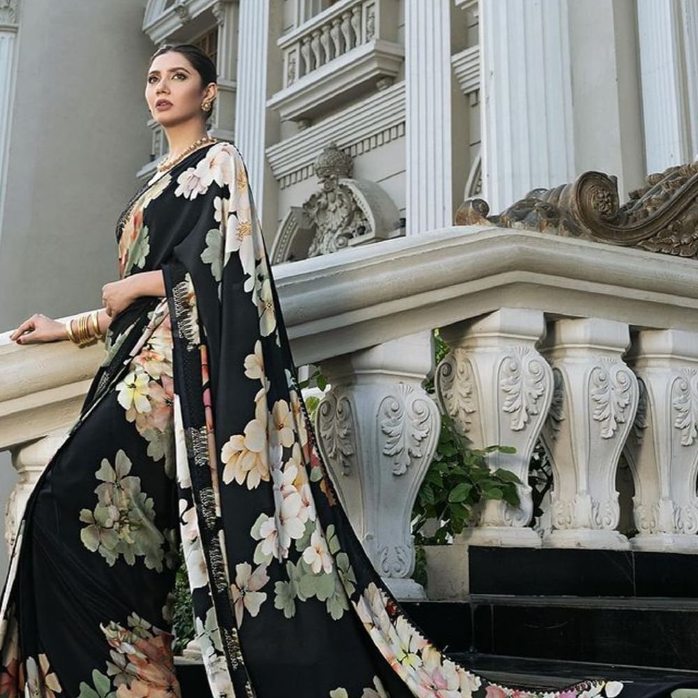 Mahira Khan Saree Looks: ਮਾਹਿਰਾ ਖਾਨ ਆਪਣੀ ਦਮਦਾਰ ਅਦਾਕਾਰੀ ਦੇ ਨਾਲ-ਨਾਲ ਸ਼ਾਨਦਾਰ ਫੈਸ਼ਨ ਸੈਂਸ ਲਈ ਜਾਣੀ ਜਾਂਦੀ ਹੈ। ਮਾਹਿਰਾ ਸੋਸ਼ਲ ਮੀਡੀਆ 'ਤੇ ਵੀ ਕਾਫੀ ਐਕਟਿਵ ਰਹਿੰਦੀ ਹੈ। ਅਭਿਨੇਤਰੀ ਵੈਸਟਰਨ ਦੇ ਨਾਲ-ਨਾਲ ਐਥਨੀਕ ਲੁੱਕ ਵੀ ਕਾਫੀ ਫਲਾਂਟ ਕਰਦੀ ਹੈ। ਉਨ੍ਹਾਂ ਦੀ ਵਾਰਡਰੋਬ ਵਿੱਚ ਕਾਫੀ ਸਟਾਈਲਿਸ਼ ਸਾੜੀਆਂ ਹੁੰਦੀਆਂ ਹਨ।