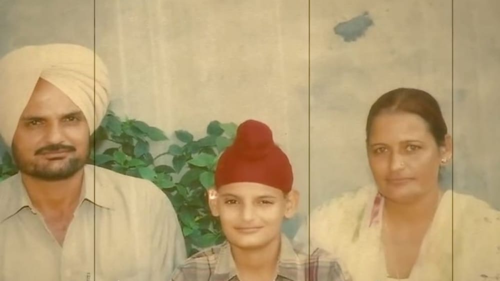 ਸ਼ੁਭਦੀਪ ਸਿੰਘ ਸਿੱਧੂ ਮੂਸੇਵਾਲਾ ਦਾ ਜਨਮ 11 ਜੂਨ 1993 ਨੂੰ ਮਾਤਾ ਚਰਨ ਕੌਰ ਅਤੇ ਪਿਤਾ ਬਲਕੌਰ ਸਿੰਘ ਦੇ ਘਰ ਮਾਨਸਾ ਜ਼ਿਲ੍ਹੇ ਦੇ ਪਿੰਡ ਮੂਸਾ ਵਿੱਚ ਹੋਇਆ। ਸਿੱਧੂ ਮੂਸੇਵਾਲਾ ਸਭ ਤੋਂ ਮਸ਼ਹੂਰ ਭਾਰਤੀ ਰੈਪਰਾਂ ਅਤੇ ਗਾਇਕਾਂ ਵਿੱਚੋਂ ਇੱਕ ਸੀ। 28 ਸਾਲ ਦੀ ਉਮਰ 'ਚ ਉਨ੍ਹਾਂ ਨੇ ਆਪਣੀ ਗਾਇਕੀ ਨਾਲ ਪੰਜਾਬੀ ਇੰਡਸਟਰੀ 'ਚ ਵੱਡਾ ਨਾਮ ਕਮਾਇਆ ।