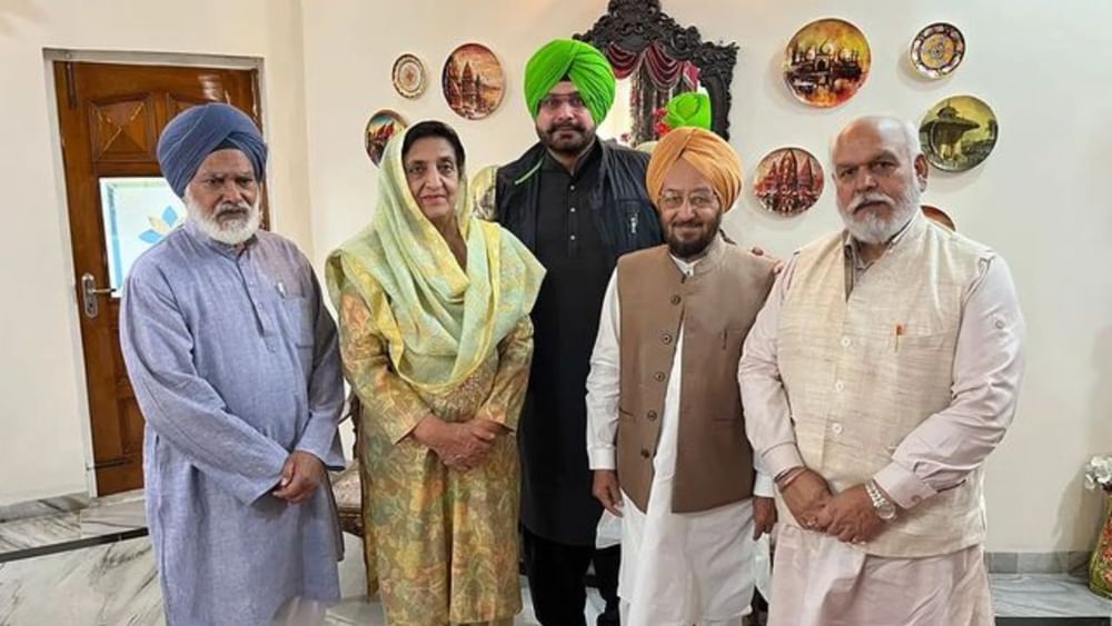 ਨਵਜੋਤ ਸਿੰਘ ਸਿੱਧੂ ਨੇ ਭਾਰਤੀ ਜਨਤਾ ਪਾਰਟੀ ਦੀ ਟਿਕਟ 'ਤੇ ਅੰਮ੍ਰਿਤਸਰ ਤੋਂ 2004 ਦੀਆਂ ਭਾਰਤੀ ਆਮ ਚੋਣਾਂ ਜਿੱਤੀਆਂ ਸਨ। ਜਦੋਂ 2009 ਵਿੱਚ ਆਮ ਚੋਣਾਂ ਹੋਈਆਂ ਤਾਂ ਨਤੀਜੇ ਉਦੋਂ ਵੀ ਨਤੀਜੇ ਉਨ੍ਹਾਂ ਦੇ ਹੱਕ ਵਿੱਚ ਆਏ, ਜਿਸ ਵਿੱਚ ਉਨ੍ਹਾਂ ਨੇ ਕਾਂਗਰਸੀ ਆਗੂ ਓਮ ਪ੍ਰਕਾਸ਼ ਸੋਨੀ ਨੂੰ 6858 ਵੋਟਾਂ ਨਾਲ ਹਰਾਇਆ ਅਤੇ ਅੰਮ੍ਰਿਤਸਰ ਸੀਟ ਨੂੰ ਬਚਾਉਣ ਵਿੱਚ ਕਾਮਯਾਬ ਰਹੇ। ਸਿੱਧੂ ਨੇ 28 ਅਪ੍ਰੈਲ 2016 ਨੂੰ ਰਾਜ ਸਭਾ ਦੇ ਮੈਂਬਰ ਵਜੋਂ ਸਹੁੰ ਚੁੱਕੀ ਸੀ, ਪਰ ਦੋ ਮਹੀਨਿਆਂ ਤੋਂ ਵੀ ਘੱਟ ਸਮੇਂ ਵਿੱਚ ਹੀ ਉਨ੍ਹਾਂ 18 ਜੁਲਾਈ 2016 ਨੂੰ ਰਾਜ ਸਭਾ ਦੀ ਮੈਂਬਰੀ ਤੋਂ ਅਸਤੀਫਾ ਦੇ ਦਿੱਤਾ। ਇਸ ਤੋਂ ਬਾਅਦ ਉਨ੍ਹਾਂ ਨੇ ਪਰਗਟ ਸਿੰਘ ਅਤੇ ਬੈਂਸ ਨਾਲ ਮਿਲ ਕੇ ਨਵੀਂ ਪਾਰਟੀ ਬਣਾਈ ਜਿਸ ਦਾ ਨਾਂ 'ਆਵਾਜ਼-ਏ-ਪੰਜਾਬ' ਰੱਖਿਆ ਗਿਆ।