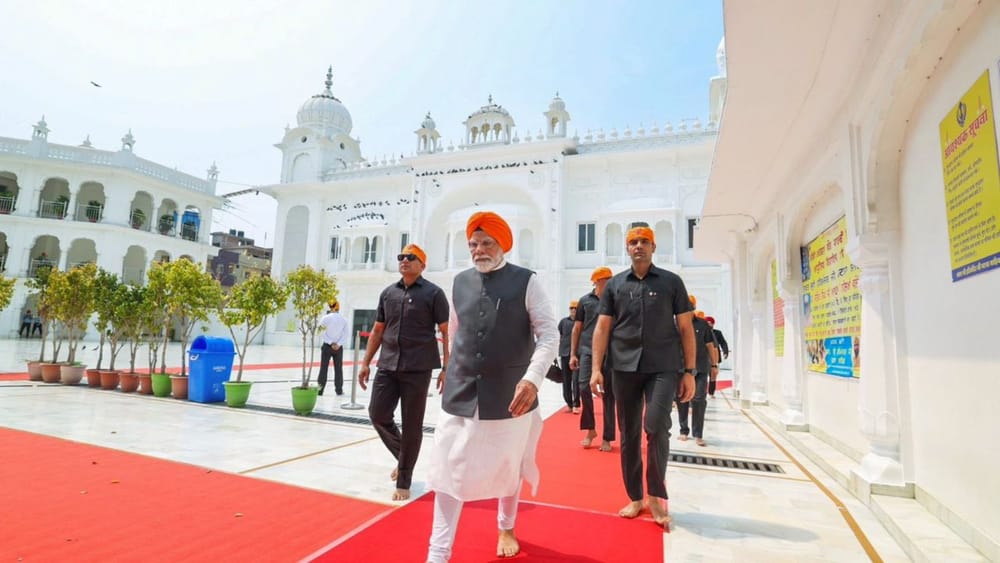 ਪੀਐਮ ਮੋਦੀ ਨੇ ਟਵਿੱਟਰ 'ਤੇ ਲਿਖਿਆ, 'ਲੋਕ ਸਭਾ ਚੋਣਾਂ ਦੇ ਚੌਥੇ ਪੜਾਅ 'ਚ ਅੱਜ 10 ਰਾਜਾਂ ਅਤੇ ਕੇਂਦਰ ਸ਼ਾਸਤ ਪ੍ਰਦੇਸ਼ਾਂ ਦੀਆਂ 96 ਸੀਟਾਂ 'ਤੇ ਵੋਟਿੰਗ ਹੋ ਰਹੀ ਹੈ। ਮੈਨੂੰ ਭਰੋਸਾ ਹੈ ਕਿ ਲੋਕ ਇਨ੍ਹਾਂ ਸਾਰੀਆਂ ਸੀਟਾਂ 'ਤੇ ਵੱਡੀ ਗਿਣਤੀ 'ਚ ਵੋਟ ਪਾਉਣਗੇ, ਜਿਸ 'ਚ ਨੌਜਵਾਨ ਅਤੇ ਮਹਿਲਾ ਵੋਟਰ ਪੂਰੇ ਉਤਸ਼ਾਹ ਨਾਲ ਹਿੱਸਾ ਲੈਣਗੇ। ਆਓ ਆਪਣਾ ਫਰਜ਼ ਨਿਭਾਈਏ ਅਤੇ ਲੋਕਤੰਤਰ ਨੂੰ ਮਜ਼ਬੂਤ ​​ਕਰੀਏ!( Pic Credit: PTI)