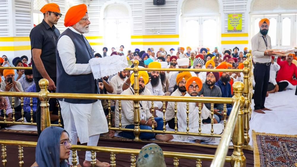 ਪੀਐਮ ਨੇ ਅਰਦਾਸ ਵਿੱਚ ਸ਼ਿਰਕਤ ਕੀਤੀ ਅਤੇ ਉੱਥੇ ਲਾਈਵ ਕੀਰਤਨ ਵੀ ਸੁਣਿਆ। ਪ੍ਰਧਾਨ ਮੰਤਰੀ ਨੇ ਸ੍ਰੀ ਗੁਰੂ ਗੋਬਿੰਦ ਸਿੰਘ ਜੀ ਦੁਆਰਾ ਵਰਤੇ ਗਏ 'ਸ਼ਾਸਤਰਾਂ' (ਹਥਿਆਰਾਂ) ਨੂੰ ਵੀ ਦੇਖਿਆ।( Pic Credit: PTI)
