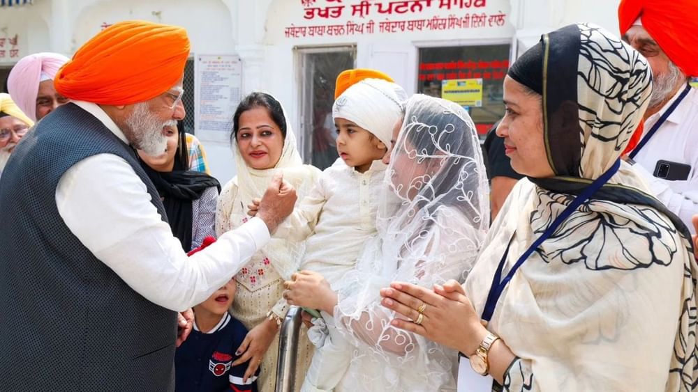 ਪੀਐਮ ਮੋਦੀ ਨੇ ਟਵਿੱਟਰ 'ਤੇ ਲਿਖਿਆ, "ਅੱਜ ਸਵੇਰੇ ਤਖ਼ਤ ਸ੍ਰੀ ਹਰਿਮੰਦਰ ਜੀ ਪਟਨਾ ਸਾਹਿਬ ਵਿਖੇ ਅਰਦਾਸ ਕੀਤੀ। ਇਸ ਪਵਿੱਤਰ ਸਥਾਨ ਦੇ ਬ੍ਰਹਮਤਾ, ਸ਼ਾਂਤੀ ਅਤੇ ਅਮੀਰ ਇਤਿਹਾਸ ਦਾ ਅਨੁਭਵ ਕਰਕੇ ਧੰਨ ਮਹਿਸੂਸ ਕੀਤਾ। ਇਸ ਗੁਰਦੁਆਰੇ ਦਾ ਸ੍ਰੀ ਗੁਰੂ ਗੋਬਿੰਦ ਸਿੰਘ ਜੀ ਨਾਲ ਡੂੰਘਾ ਸਬੰਧ ਹੈ। ਉਨ੍ਹਾਂ ਦੇ 350ਵੇਂ ਪ੍ਰਕਾਸ਼ ਉਤਸਵ ਨੂੰ ਸ਼ਾਨਦਾਰ ਢੰਗ ਨਾਲ ਮਨਾਉਣ ਦਾ ਮਾਣ ਸਾਡੀ ਸਰਕਾਰ ਨੂੰ ਮਿਲਿਆ। ਪ੍ਰਧਾਨ ਮੰਤਰੀ ਨੇ ਅੱਗੇ ਕਿਹਾ ਕਿ ਸਿੱਖ ਗੁਰੂਆਂ ਦੀਆਂ ਸਿੱਖਿਆਵਾਂ ਸਾਨੂੰ ਸਾਰਿਆਂ ਨੂੰ ਪ੍ਰੇਰਿਤ ਅਤੇ ਮਾਰਗਦਰਸ਼ਨ ਕਰਦੀਆਂ ਰਹਿਣ।( Pic Credit: PTI)