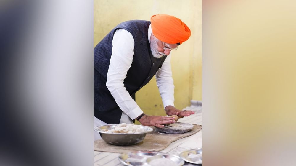 ਸੋਸ਼ਲ ਮੀਡੀਆ ਹੈਂਡਲ ਐਕਸ 'ਤੇ ਸਿੱਖ ਧਰਮ ਬਾਰੇ ਪੋਸਟ ਕਰਦੇ ਹੋਏ ਪੀਐਮ ਮੋਦੀ ਨੇ ਲਿਖਿਆ ਕਿ ਸਿੱਖ ਧਰਮ ਬਰਾਬਰੀ ਅਤੇ ਨਿਆਂ ਦੇ ਸਿਧਾਂਤਾਂ 'ਤੇ ਅਧਾਰਤ ਹੈ। ਸਿੱਖ ਧਰਮ ਸੇਵਾ 'ਤੇ ਕੇਂਦਰਿਤ ਹੈ। ਅੱਜ ਸਵੇਰੇ ਮੈਨੂੰ ਵੀ ਪਟਨਾ ਵਿਖੇ ਸੇਵਾ ਵਿਚ ਹਾਜ਼ਰ ਹੋਣ ਦਾ ਸੁਭਾਗ ਪ੍ਰਾਪਤ ਹੋਇਆ। ਇਹ ਬਹੁਤ ਖਾਸ ਅਨੁਭਵ ਸੀ।( Pic Credit: PTI)