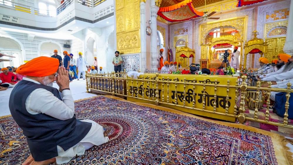 ਪ੍ਰਧਾਨ ਮੰਤਰੀ ਨਰਿੰਦਰ ਮੋਦੀ ਸੋਮਵਾਰ ਯਾਨੀ 13 ਅਪ੍ਰੈਲ ਨੂੰ ਸਵੇਰੇ ਤੜਕੇ ਬਿਹਾਰ ਦੇ ਪਟਨਾ ਸਥਿਤ ਗੁਰਦੁਆਰਾ ਤਖ਼ਤ ਸ੍ਰੀ ਪਟਨਾ ਸਾਹਿਬ ਜੀ ਵਿਖੇ ਨਤਮਸਤਕ ਹੋਏ। ਪ੍ਰਧਾਨ ਮੰਤਰੀ ਮੋਦੀ ਨੇ ਸ੍ਰੀ ਗੁਰੂ ਗੋਬਿੰਦ ਸਿੰਘ ਜੀ ਦੇ ਜਨਮ ਅਸਥਾਨ ਦਰਬਾਰ ਸਾਹਿਬ ਵਿਖੇ ਮੱਥਾ ਟੇਕਿਆ। ( Pic Credit: PTI)
