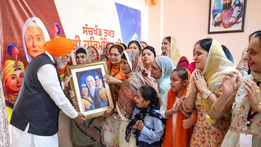 ਪ੍ਰਧਾਨ ਮੰਤਰੀ ਨੇ "ਕੜਾਹ ਪ੍ਰਸਾਦ" ਲਿਆ, ਜਿਸਦਾ ਭੁਗਤਾਨ ਉਨ੍ਹਾਂ ਨੇ ਡਿਜੀਟਲ ਭੁਗਤਾਨ ਮੋਡ ਰਾਹੀਂ ਕੀਤਾ। ਇਸ ਮੌਕੇ ਗੁਰਦੁਆਰਾ ਕਮੇਟੀ ਵੱਲੋਂ ਉਨ੍ਹਾਂ ਨੂੰ ਪ੍ਰਧਾਨ ਮੰਤਰੀ ਮੋਦੀ ਵੱਲੋਂ ਸਨਮਾਨ ਚਿੰਨ੍ਹ ਦੇ ਕੇ ਸਨਮਾਨਿਤ ਕੀਤਾ ਗਿਆ। ਇਸ ਤੋਂ ਇਲਾਵਾ ਸਿੱਖ ਬੀਬੀਆਂ ਨੇ ਪ੍ਰਧਾਨ ਮੰਤਰੀ ਨੂੰ ਮਾਤਾ ਗੁਜਰੀ ਜੀ ਦੀ ਤਸਵੀਰ ਵੀ ਭੇਂਟ ਕੀਤੀ।( Pic Credit: PTI)